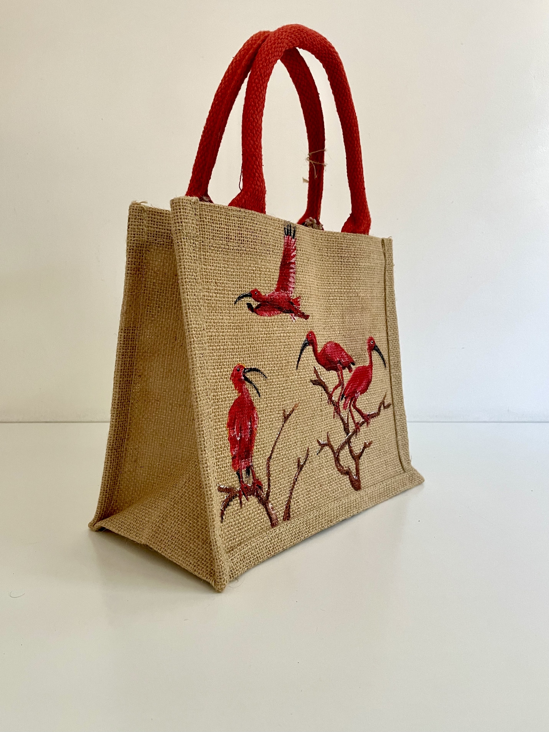 Sac en jute à anses rouge avec des ibis rouges peints à la main par Elles et No.