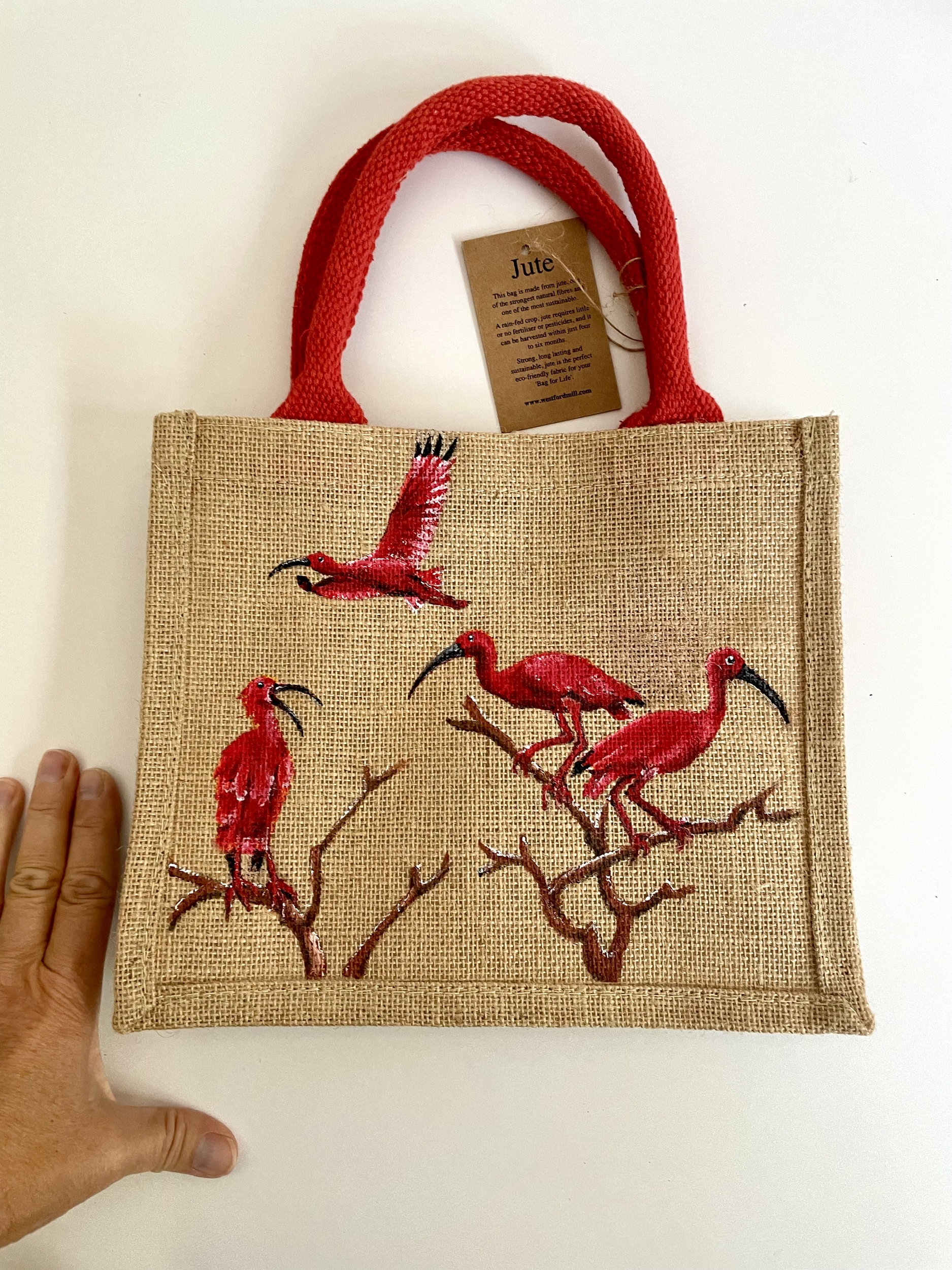 Sac en jute à anses rouge avec des ibis rouges peints à la main par Elles et No.