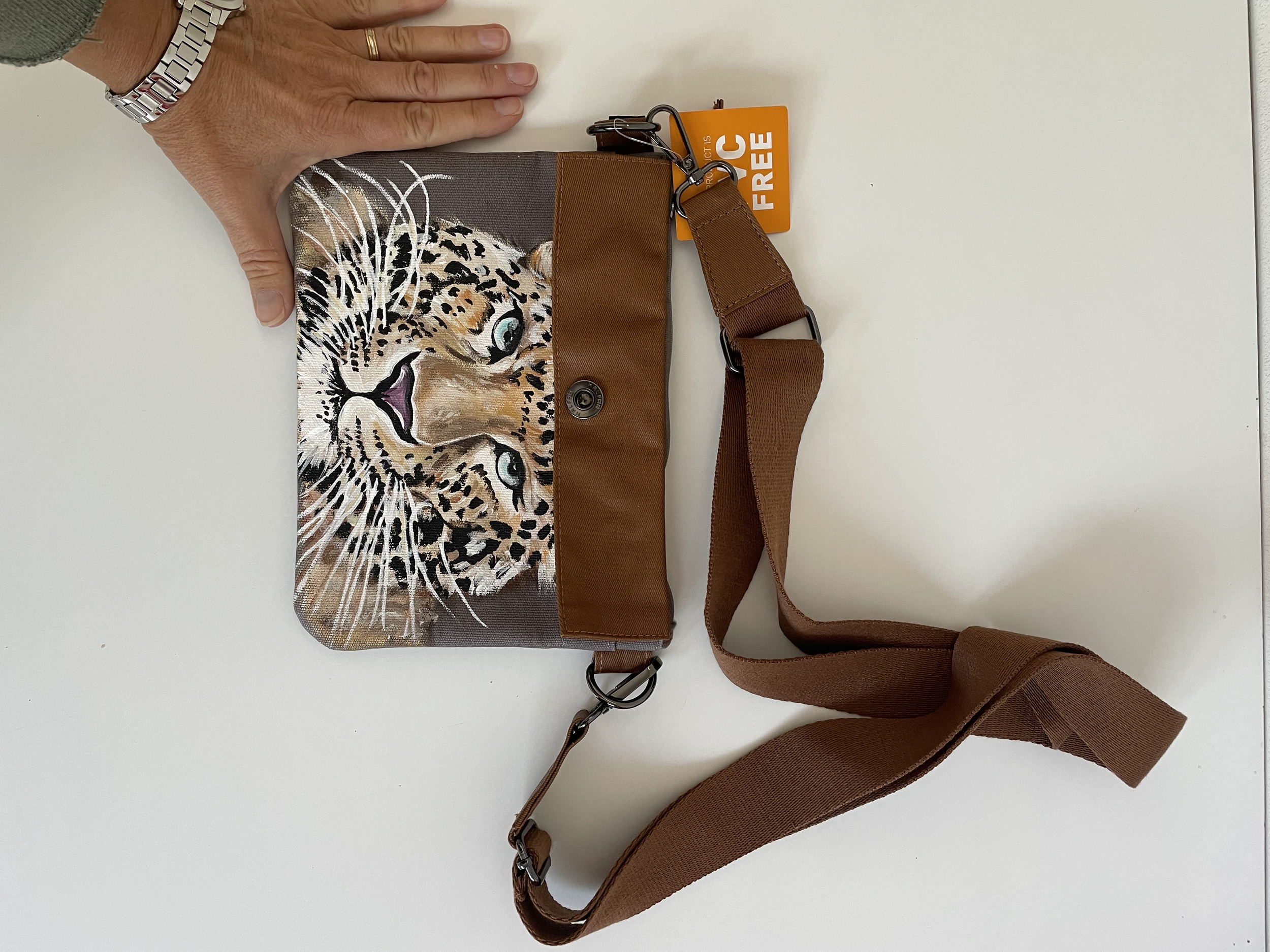 petit sac à bandoulière en coton enduit avec une tête de léopard peinte à la main par Elles et No.