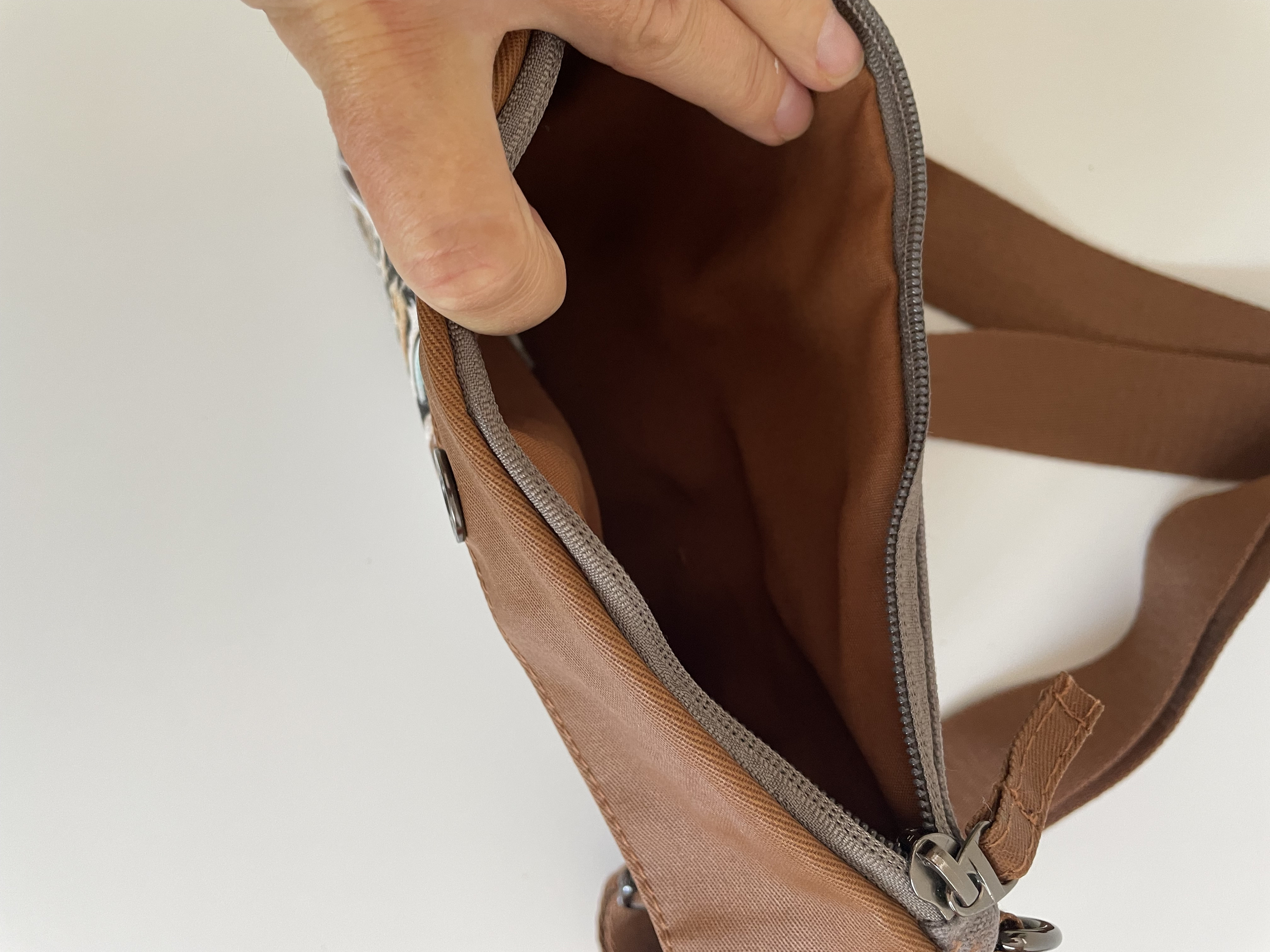 petit sac à bandoulière en coton enduit avec une tête de léopard peinte à la main par Elles et No.