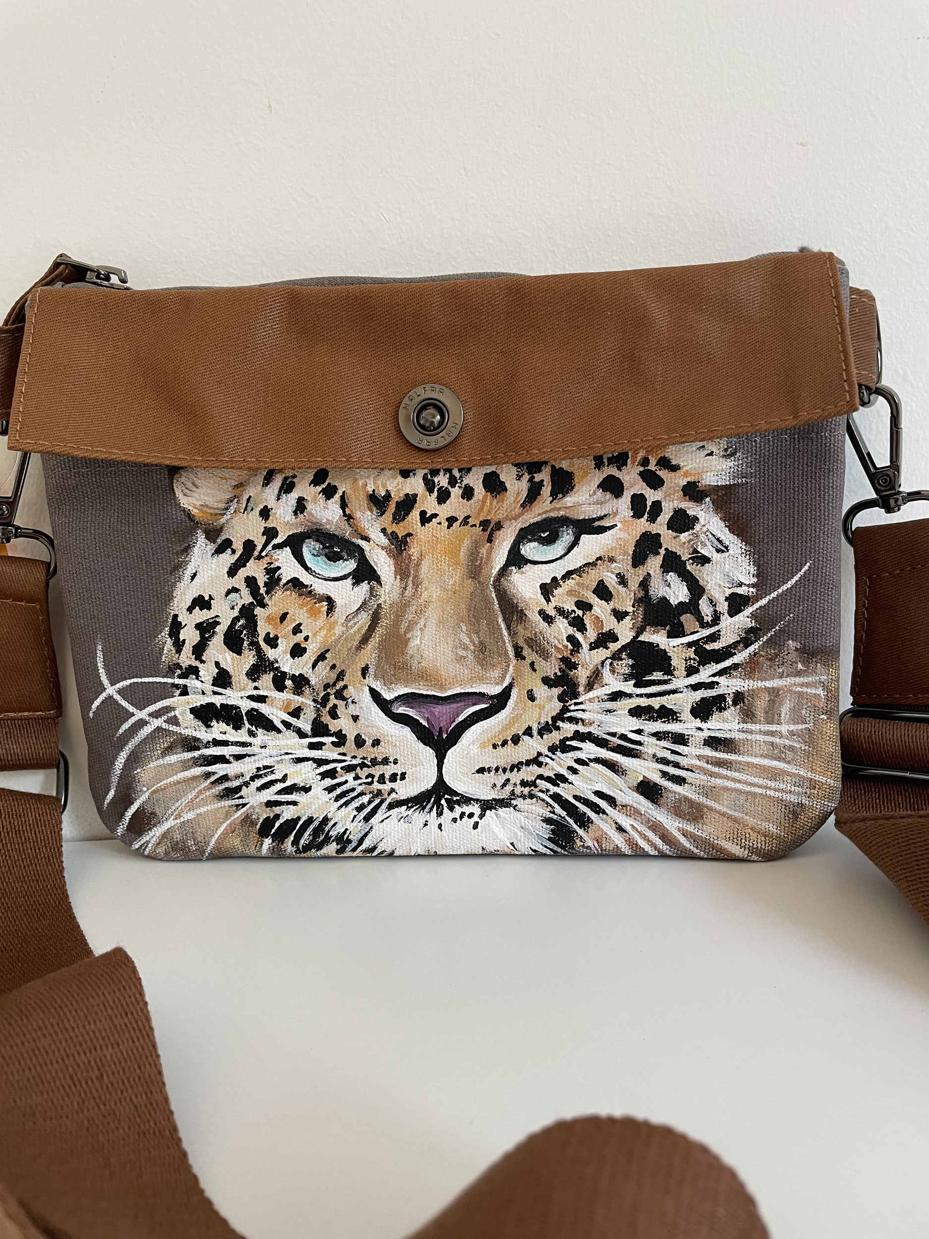 petit sac à bandoulière en coton enduit avec une tête de léopard peinte à la main par Elles et No.