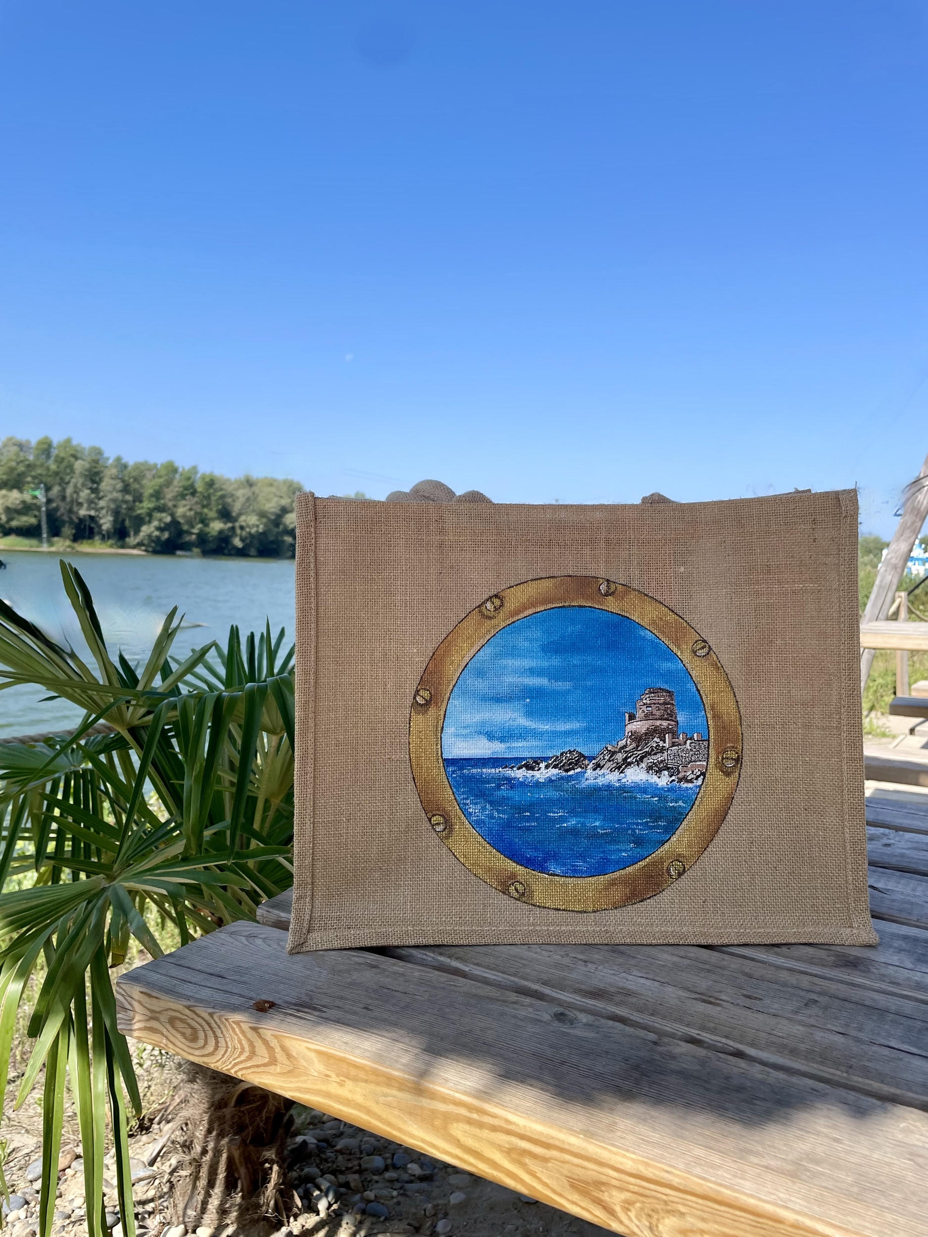 sac en jute grand modèle avec un paysage corse dans un hublot peint à la main par Elles et No. pris en photo au east Park Bartenheim