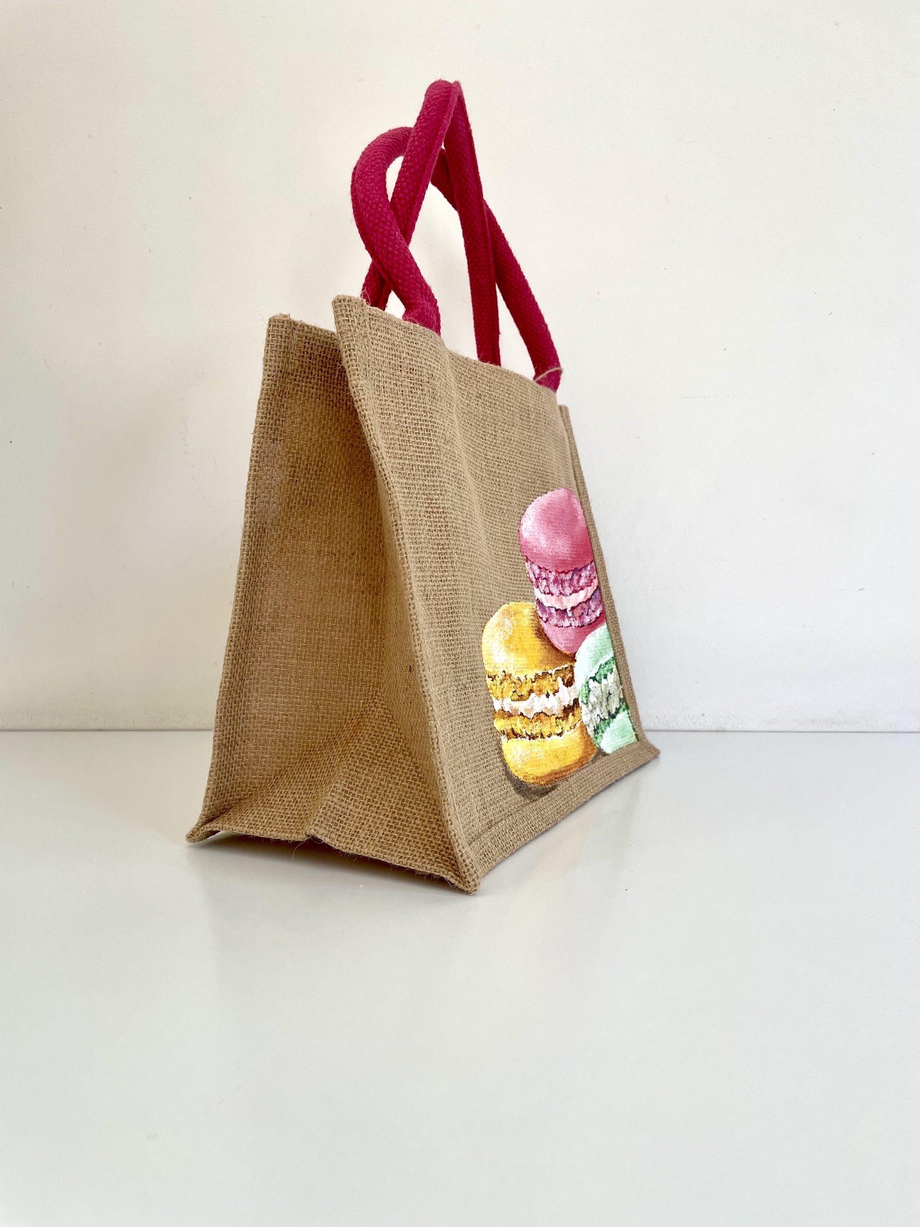 sac en jute avec macarons en gros plan peints à la main par Elles et No..