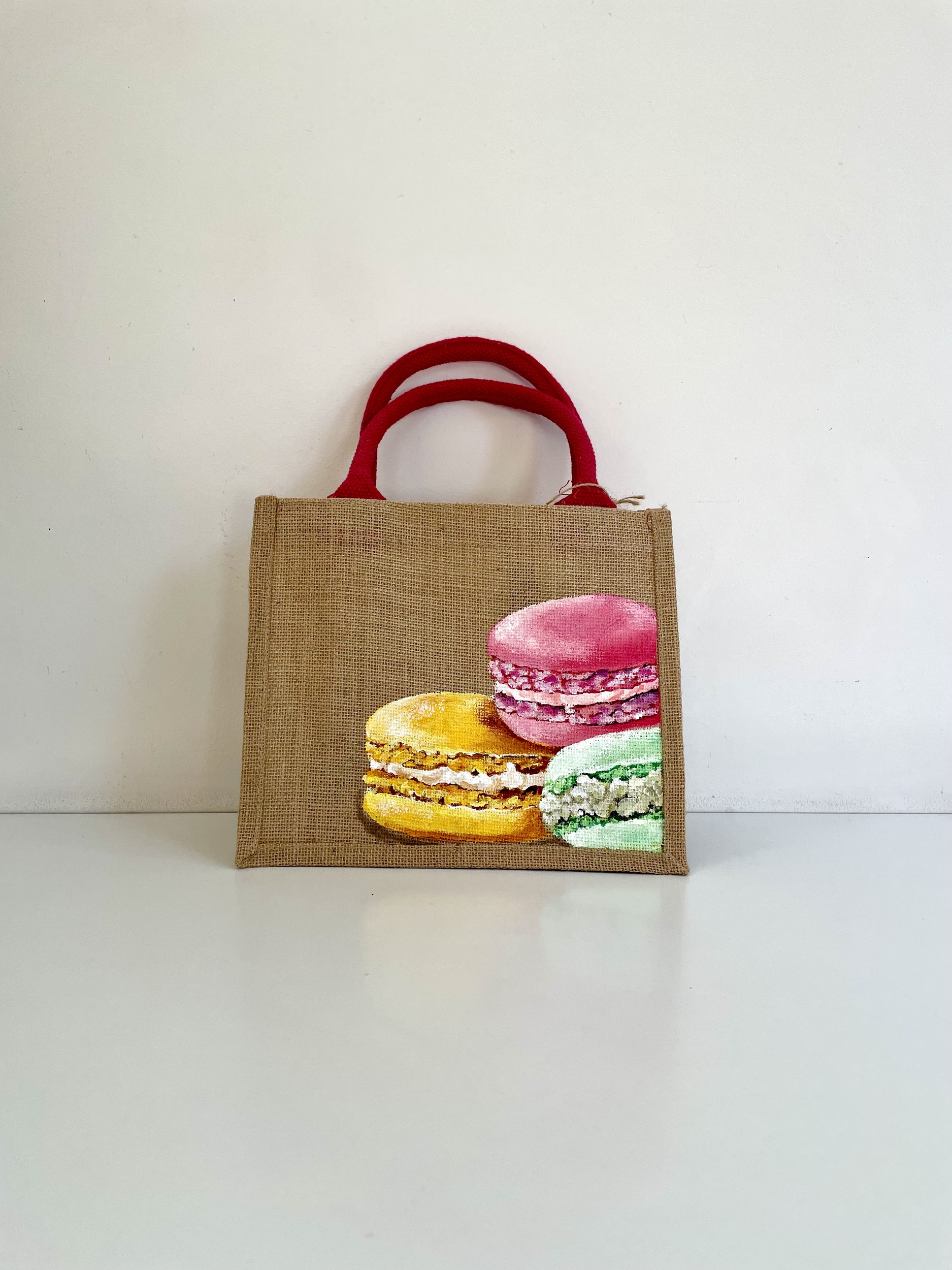 sac en jute avec macarons en gros plan peints à la main par Elles et No..