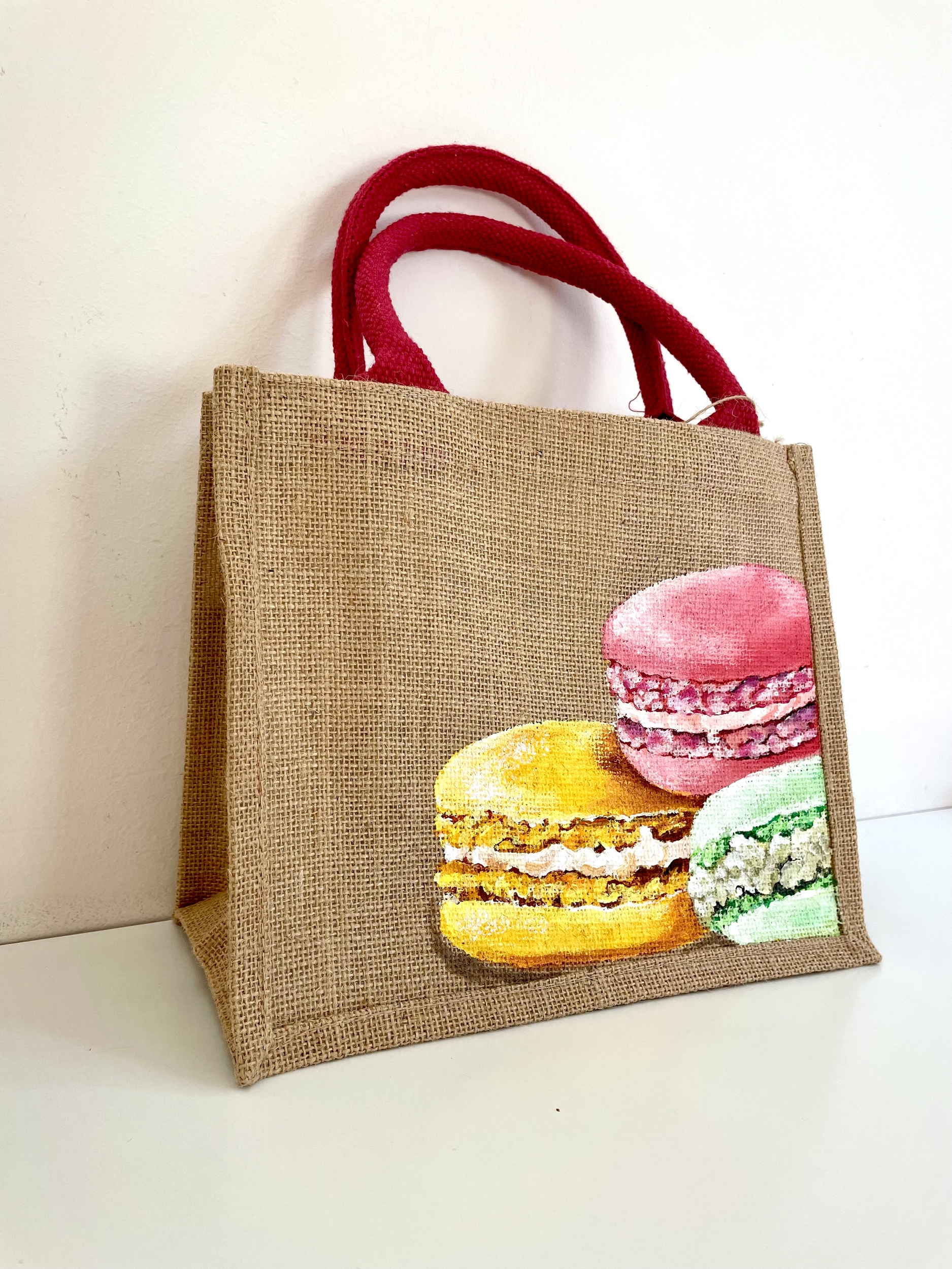 sac en jute avec macarons en gros plan peints à la main par Elles et No..