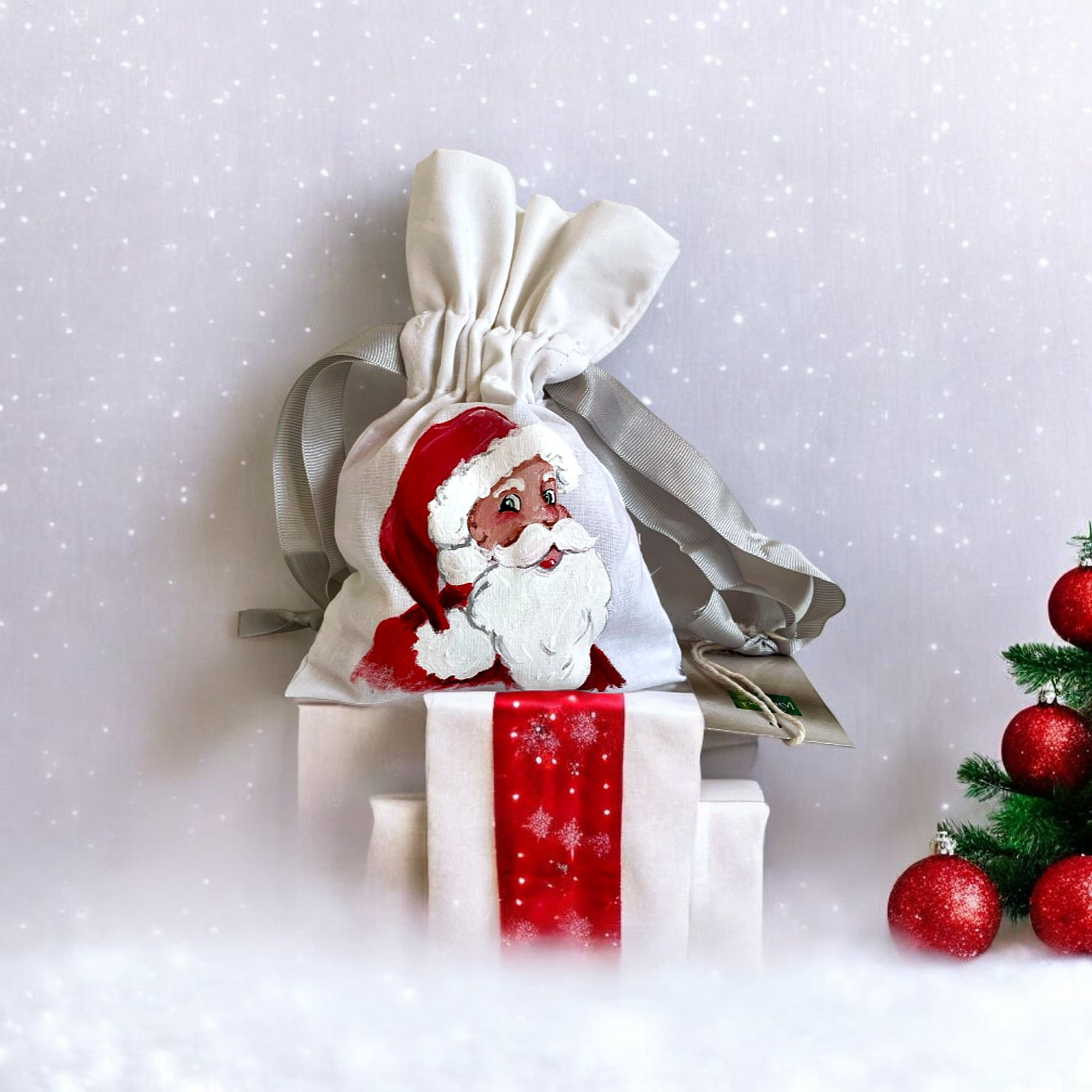 PPochette coton blanc, ruban satin gris, avec tête de père Noël peinte à la main par Elles et No.