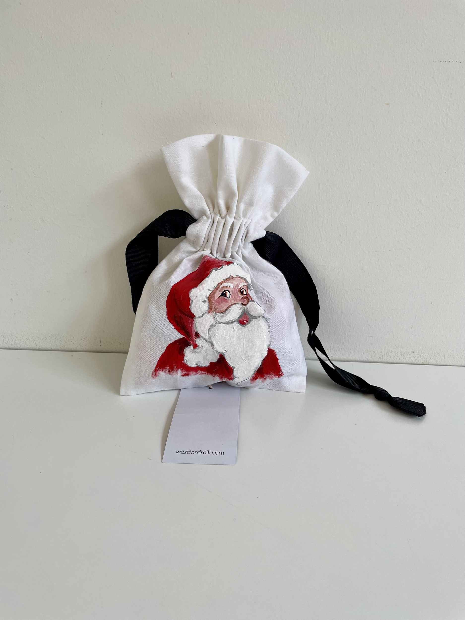 Pochette coton blanc, ruban satin noir, avec tête de père Noël peinte à la main par Elles et No.