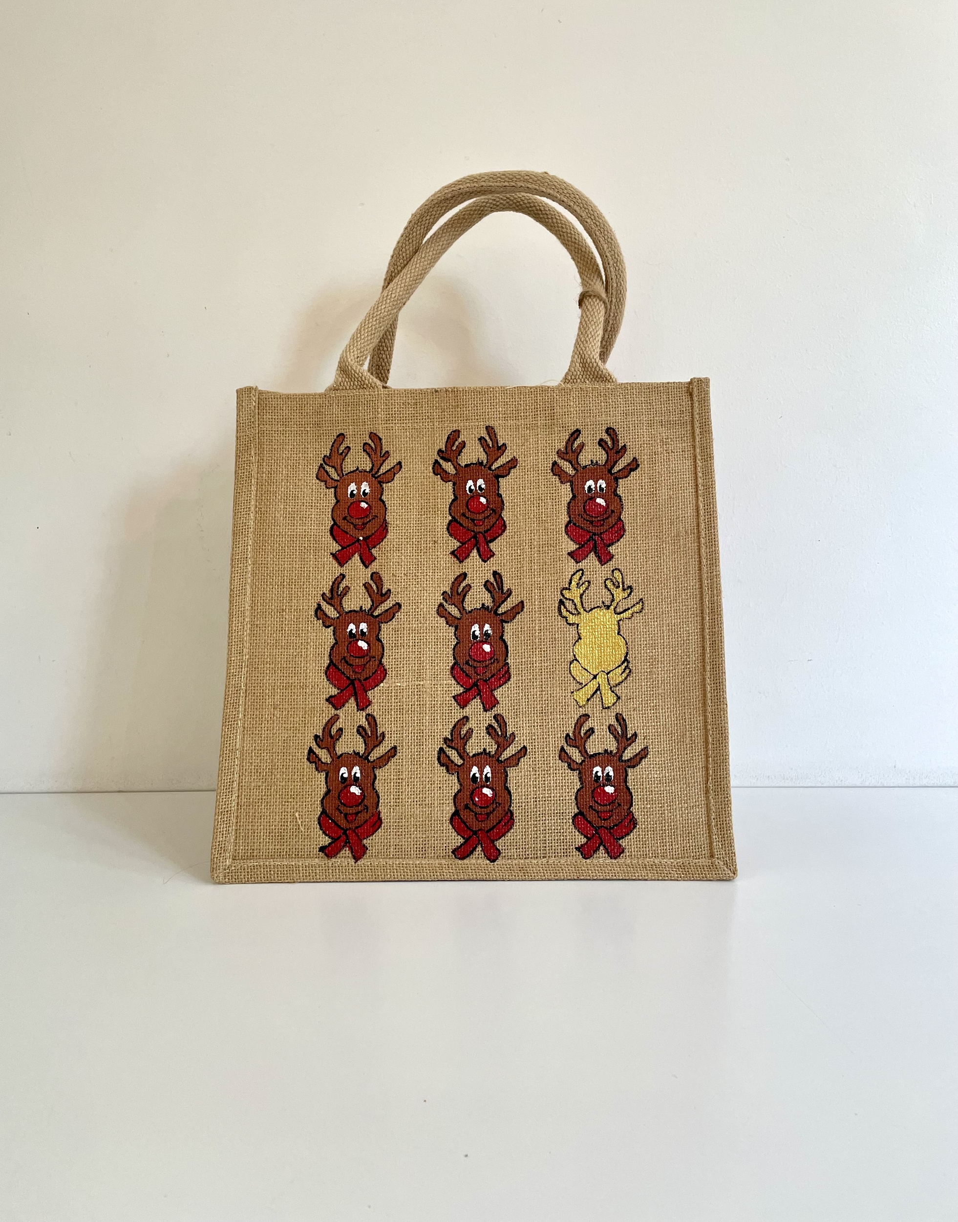 Sac medium en jute avec têtes de rennes de Noël style cartoon peintes à la main par Elles et No.