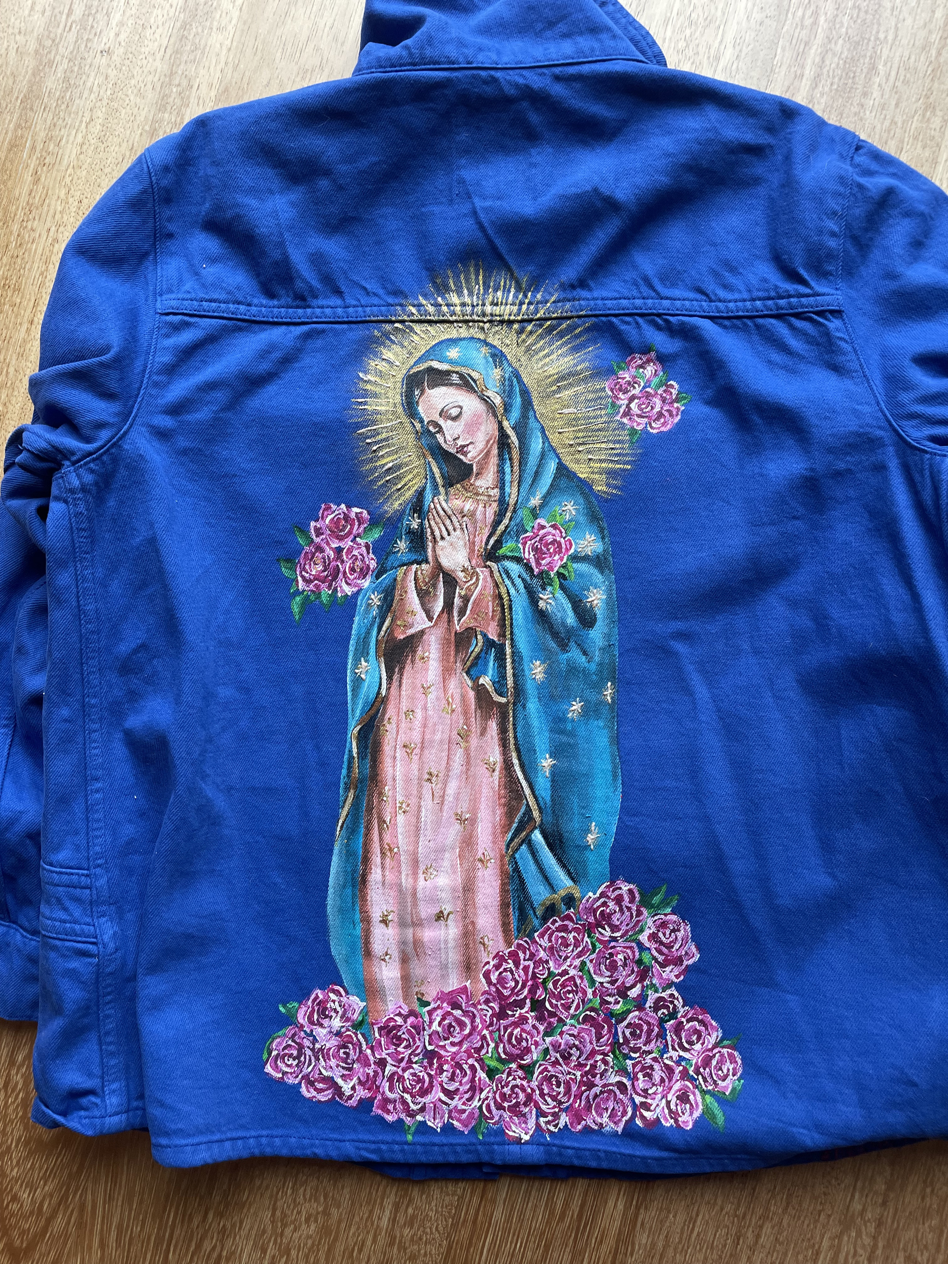 Veste en bleu de chine avec la vierge de Guadeloupe peinte à. la main sur le dos par Elles et No.
