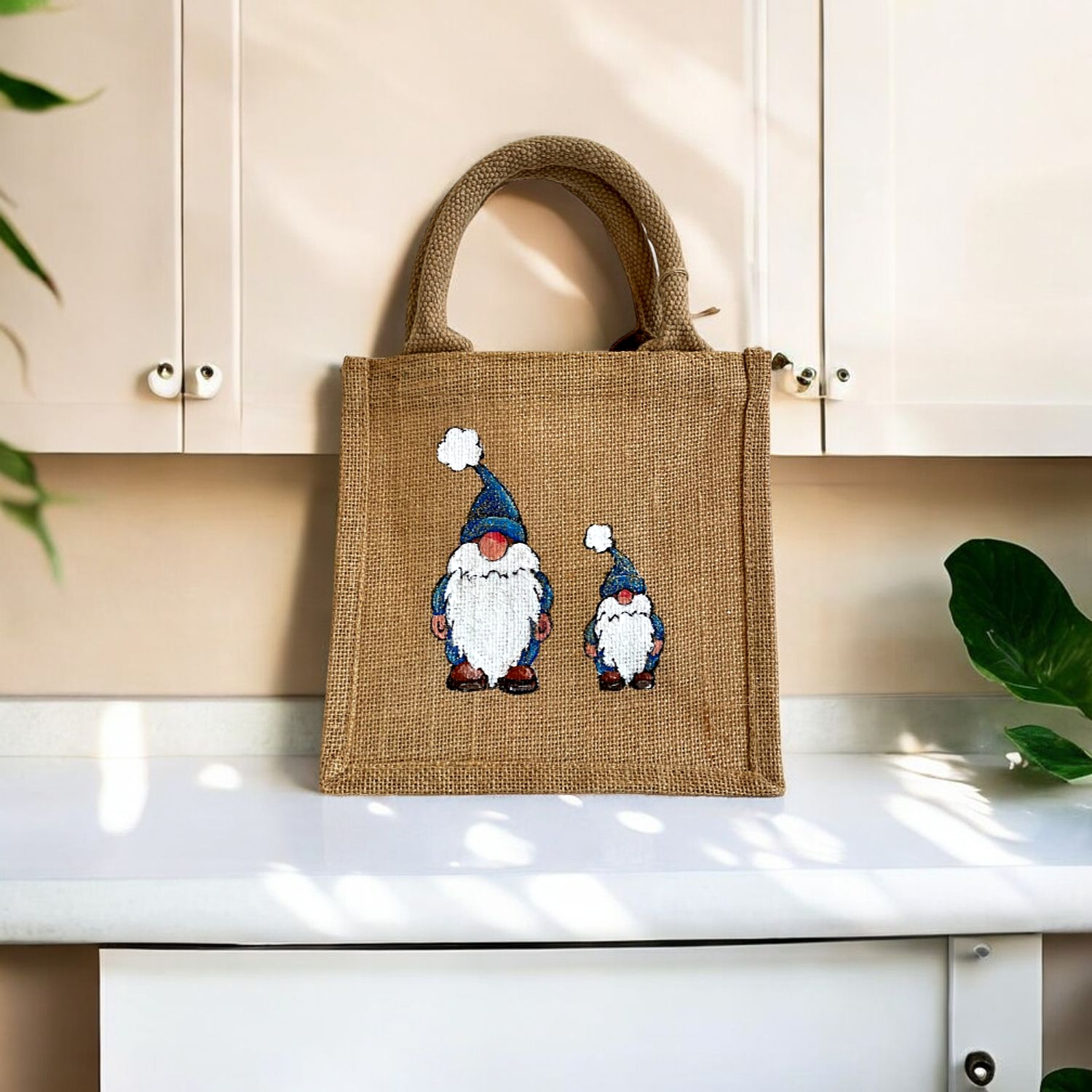 Petit sac en jute avec deux lutins de Noël aux habits bleus strass peints à la main par Elles et No.