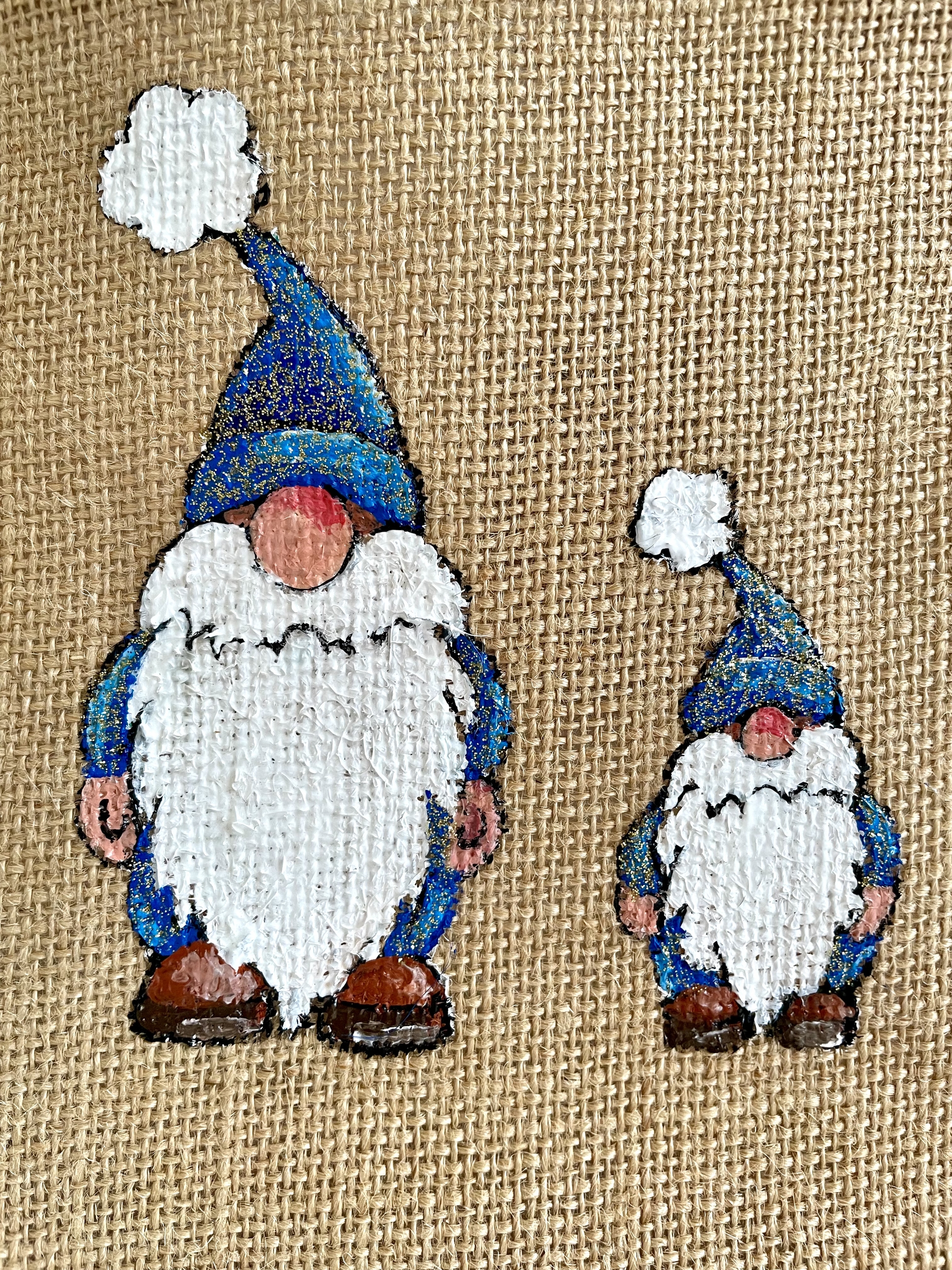 Petit sac en jute avec deux lutins de Noël aux habits bleus strass peints à la main par Elles et No.