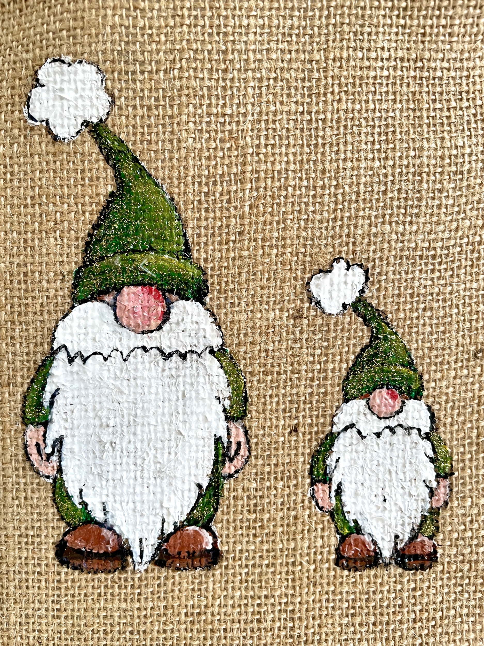 Petit sac en jute avec des lutins verts strass de Noël peints à la main par Elles et No.