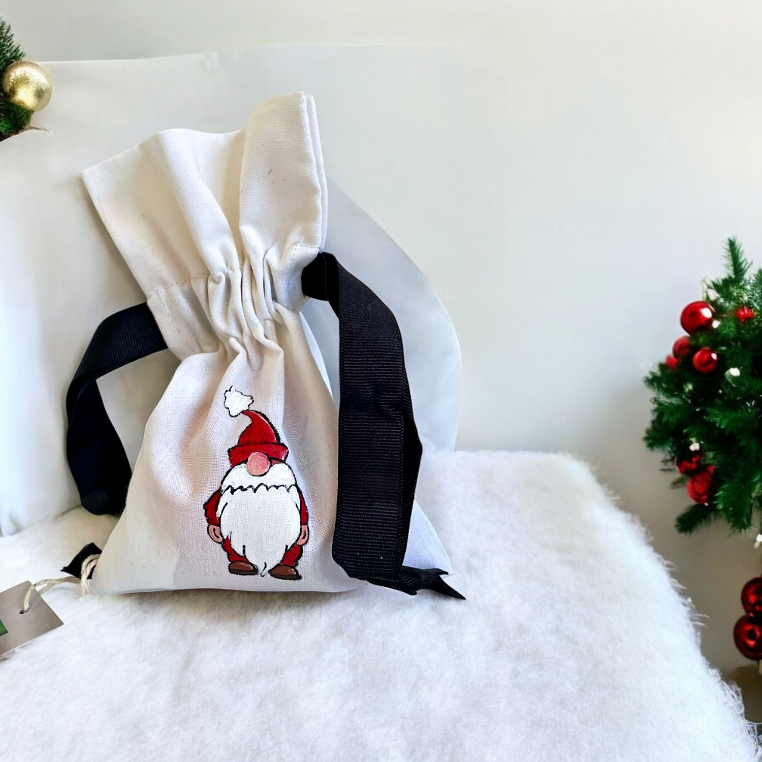 pochon en coton bio avec ruban satin noir avec un lutin de Noël rouge peint à la main par Elles et No.