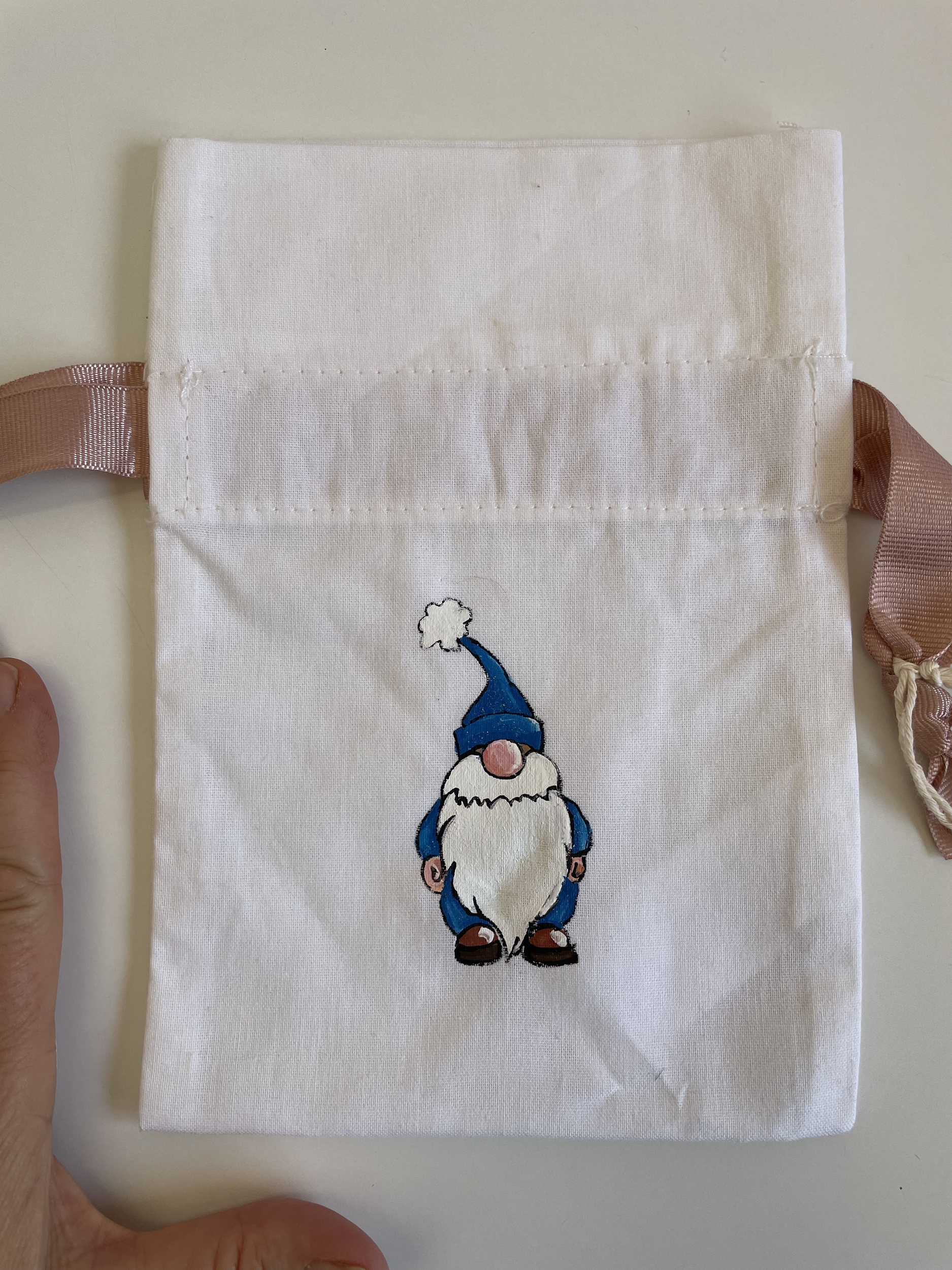 pochon en coton bio avec ruban satin rose avec un lutin de Noël bleu peint à la main par Elles et No.