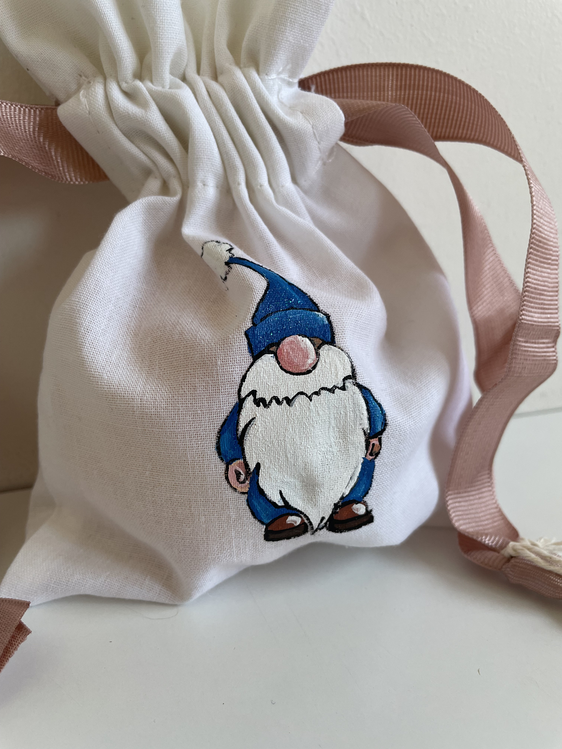 pochon en coton bio avec ruban satin rose avec un lutin de Noël bleu peint à la main par Elles et No.