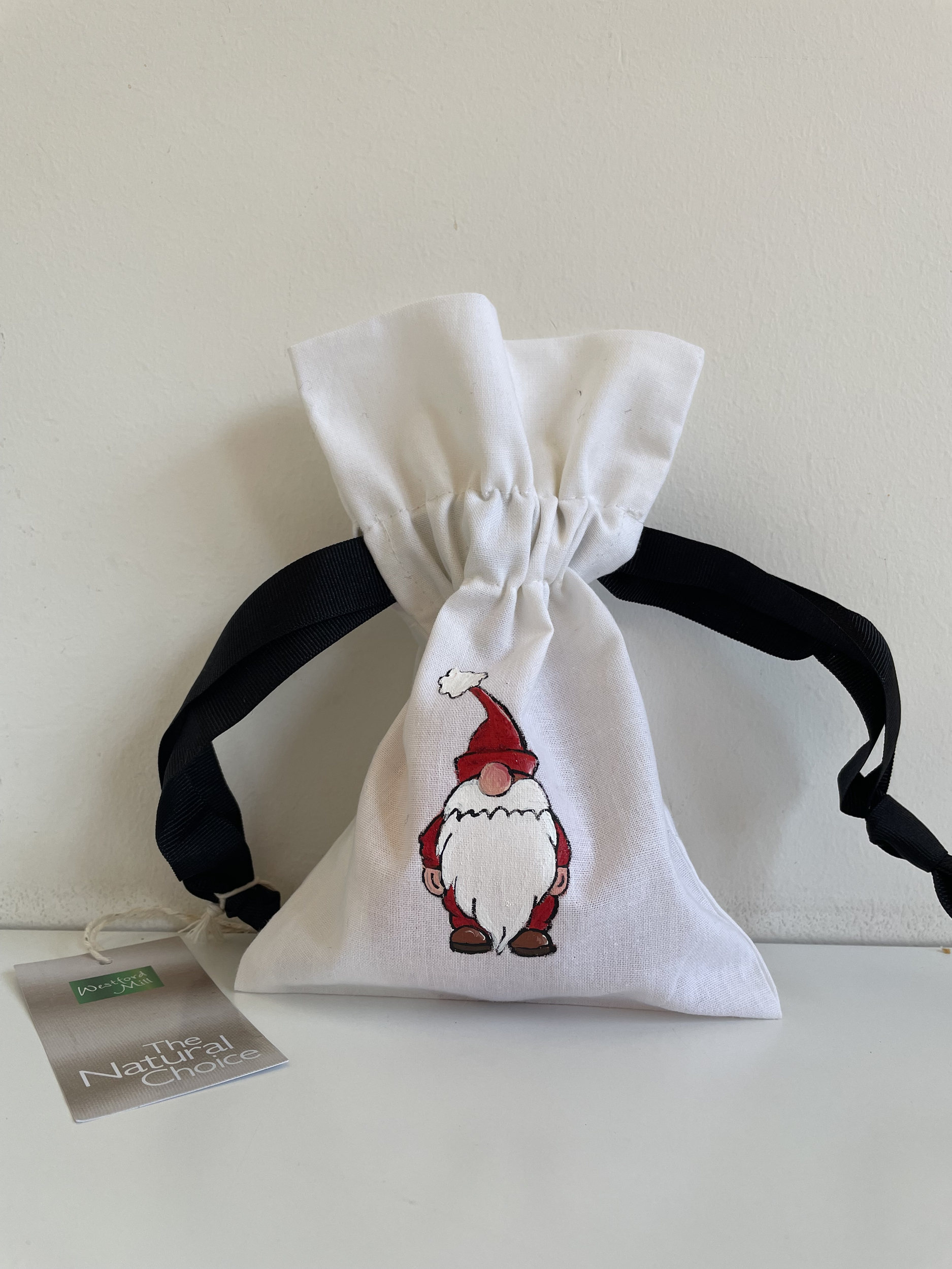 pochon en coton bio avec ruban satin noir avec un lutin de Noël rouge peint à la main par Elles et No.