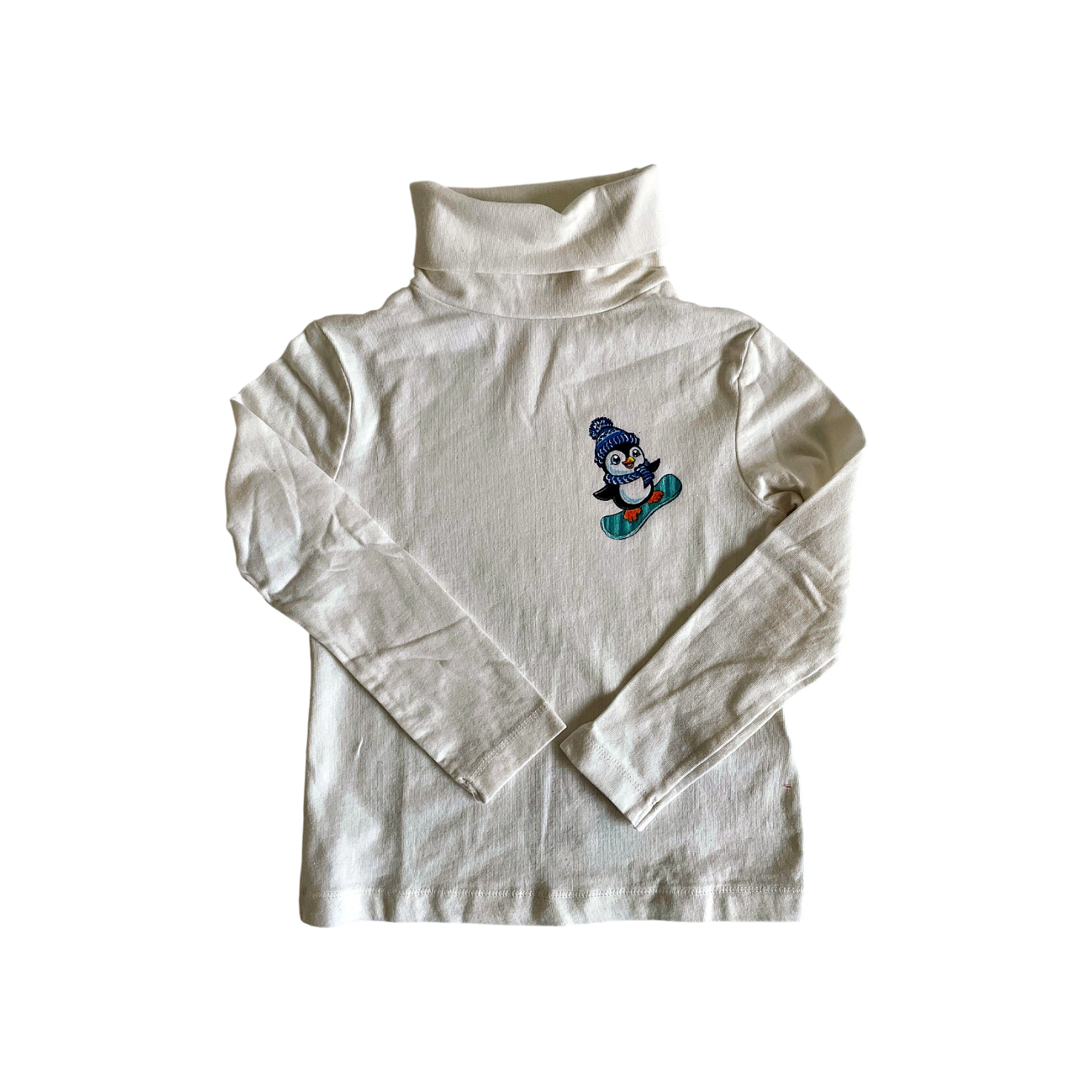 t-shirt col roulé blanc.Elles et No. avec un pingouin rigolo sur son snowboard, peint à la main