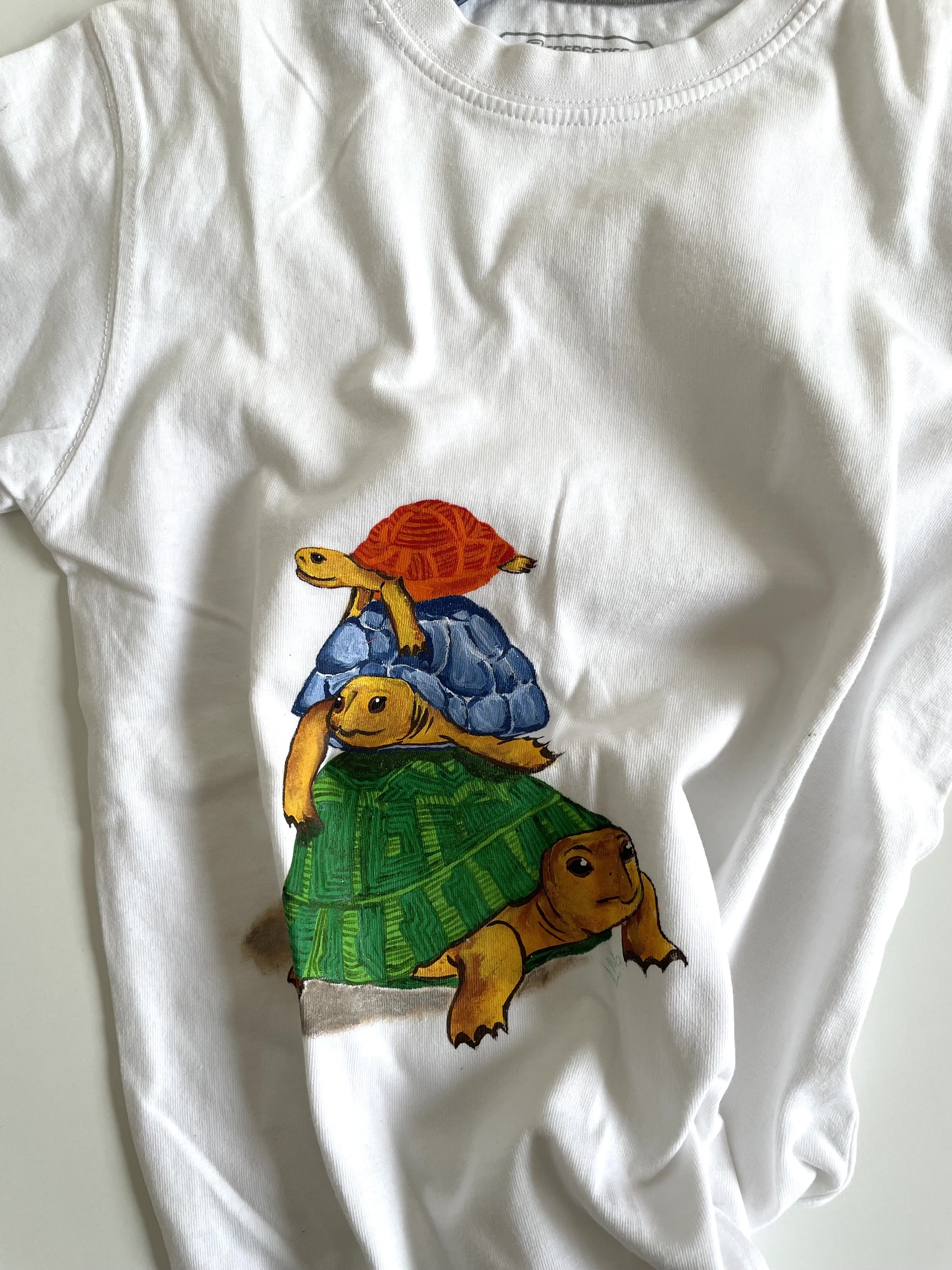 T-shirt blanc Elles et No. enfant avec tortues style cartoon peintes à la main