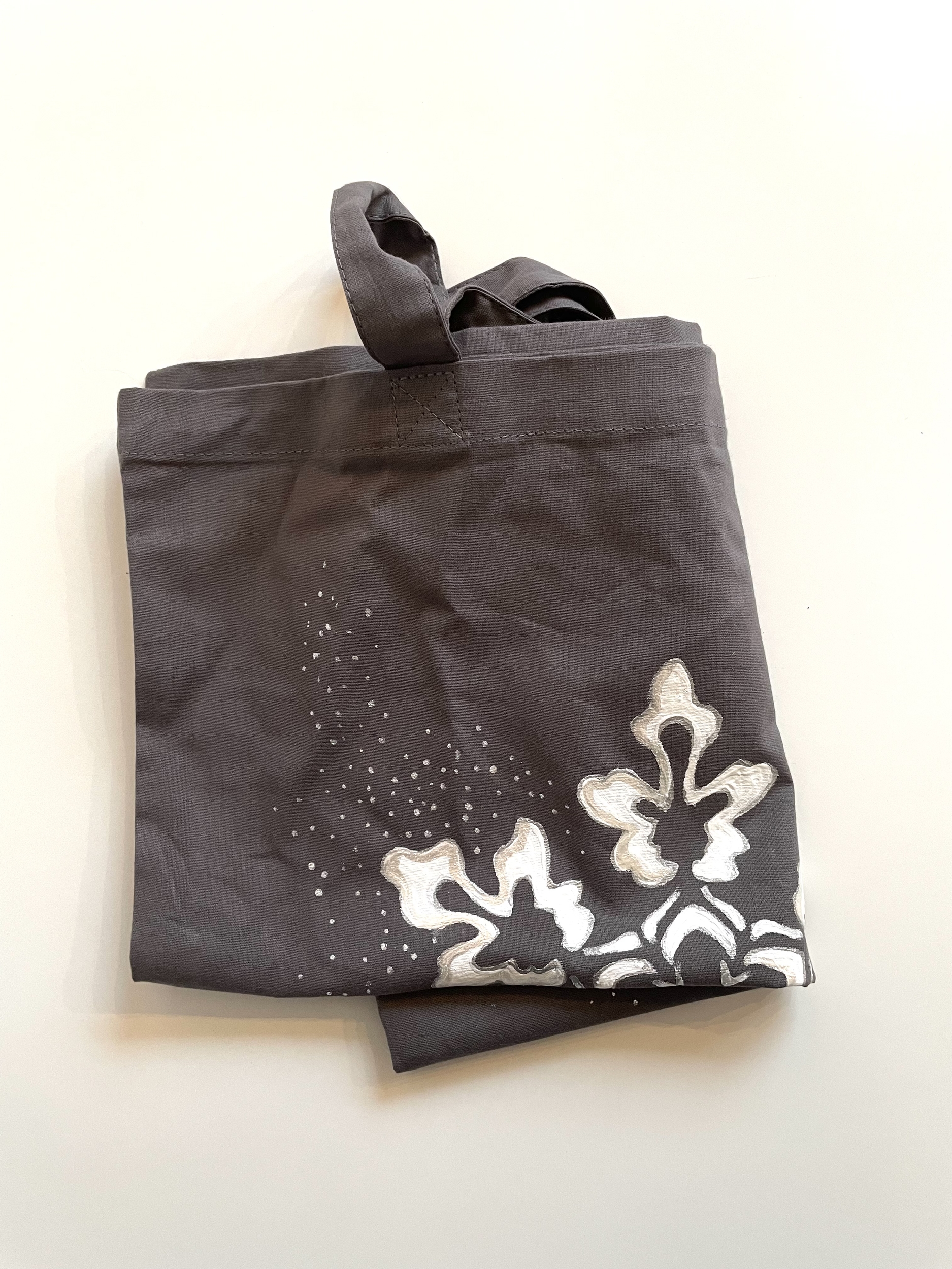 tote bag Elles et No.  coton gris à anses courtes avec un flocon de neige en gros plan peint. à la main