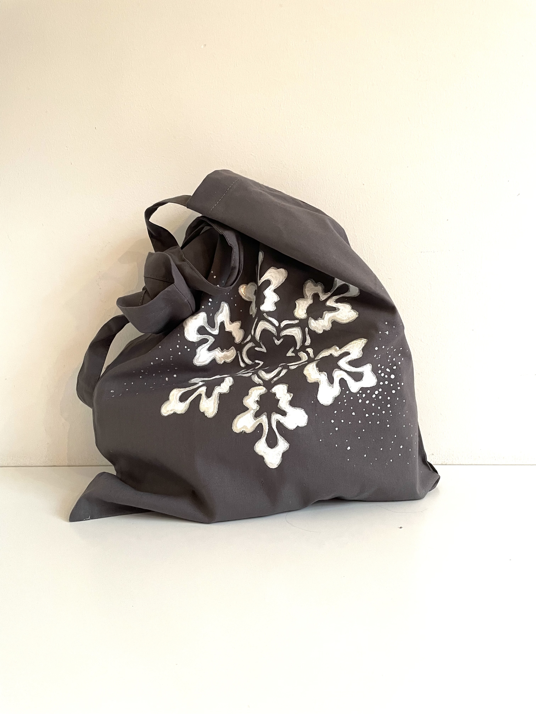 tote bag Elles et No.  coton gris à anses courtes avec un flocon de neige en gros plan peint. à la main