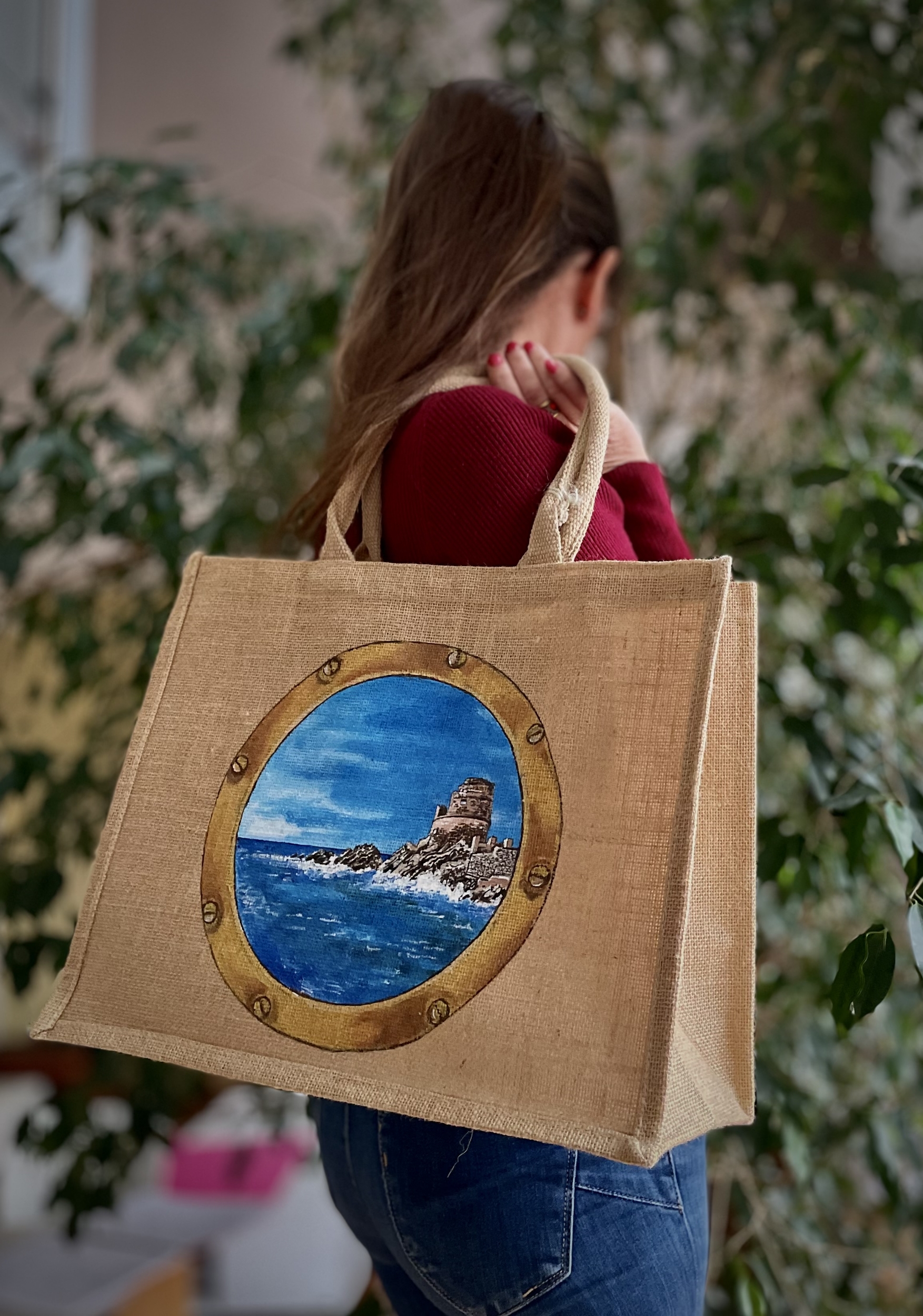 Elles et No. sac de plage en jute XL avec un paysage corse peint à la main dans un hublot