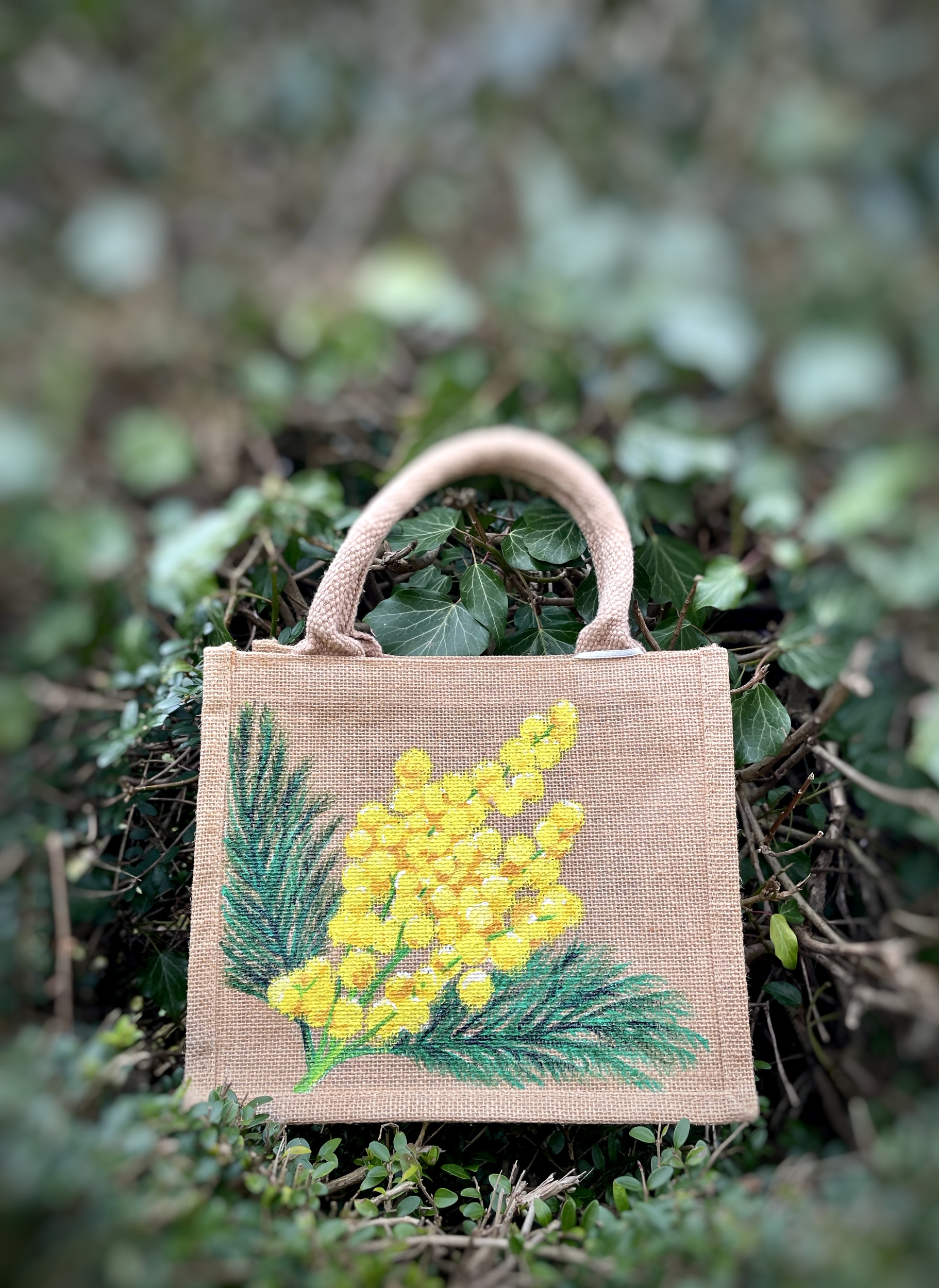 Elles et No. sac jute avec mimosa peint àa la main en gros plan