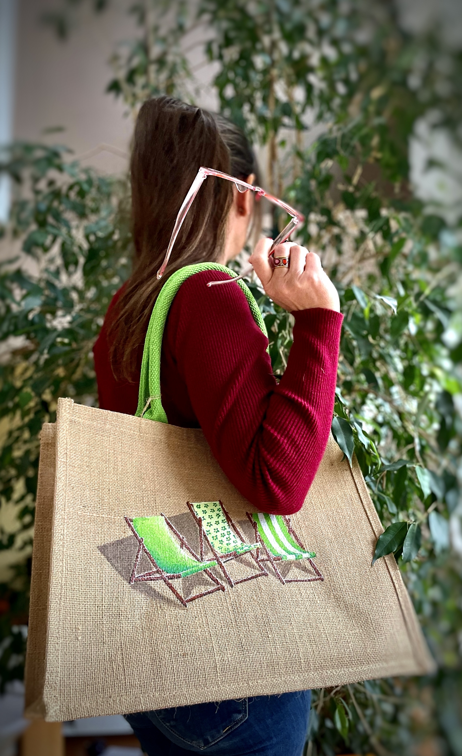 sac de plage en jute avec des transats verts peints à la main par Elles et No.