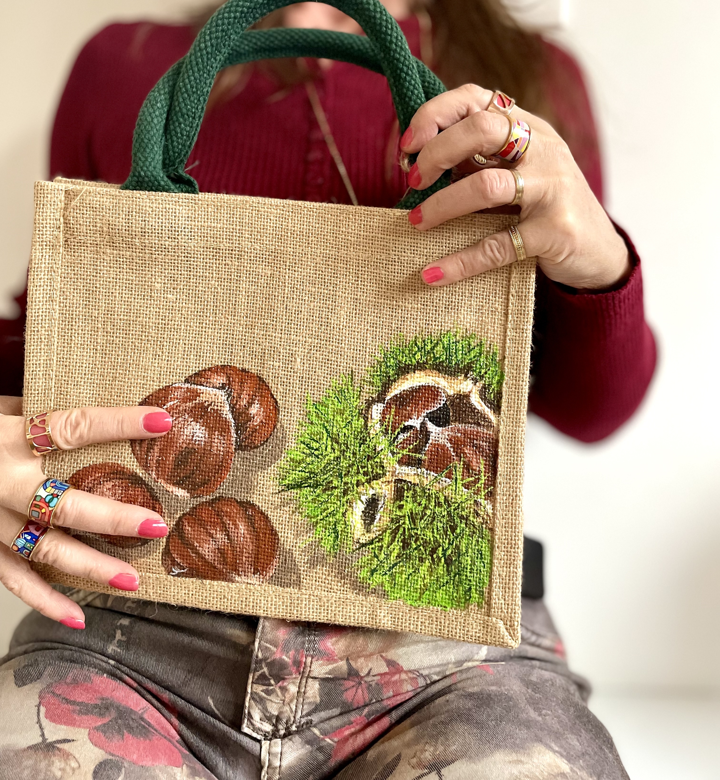 sac en jute avec des châtaignes peintes à la main par elles et No.