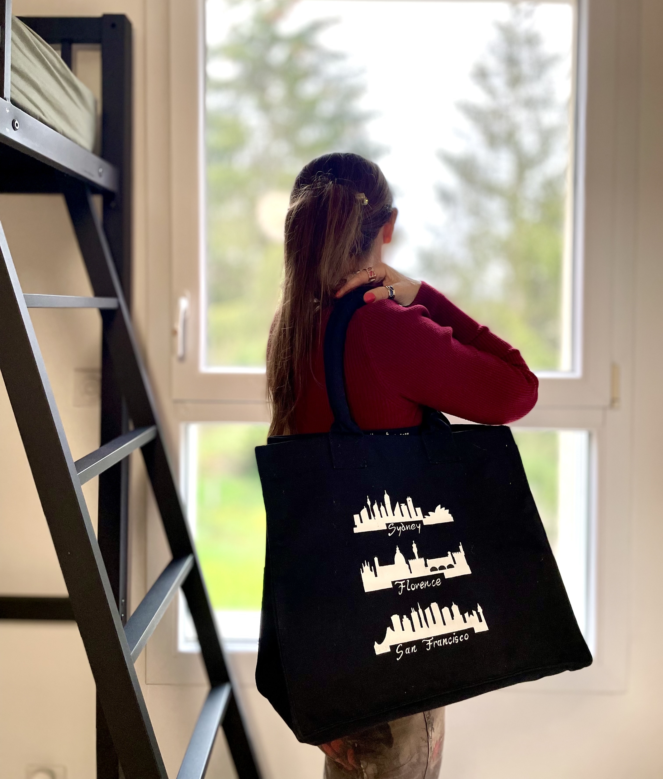 Grand sac noir en coton noir bio, avec des skylines peintes à la main par elles et No.