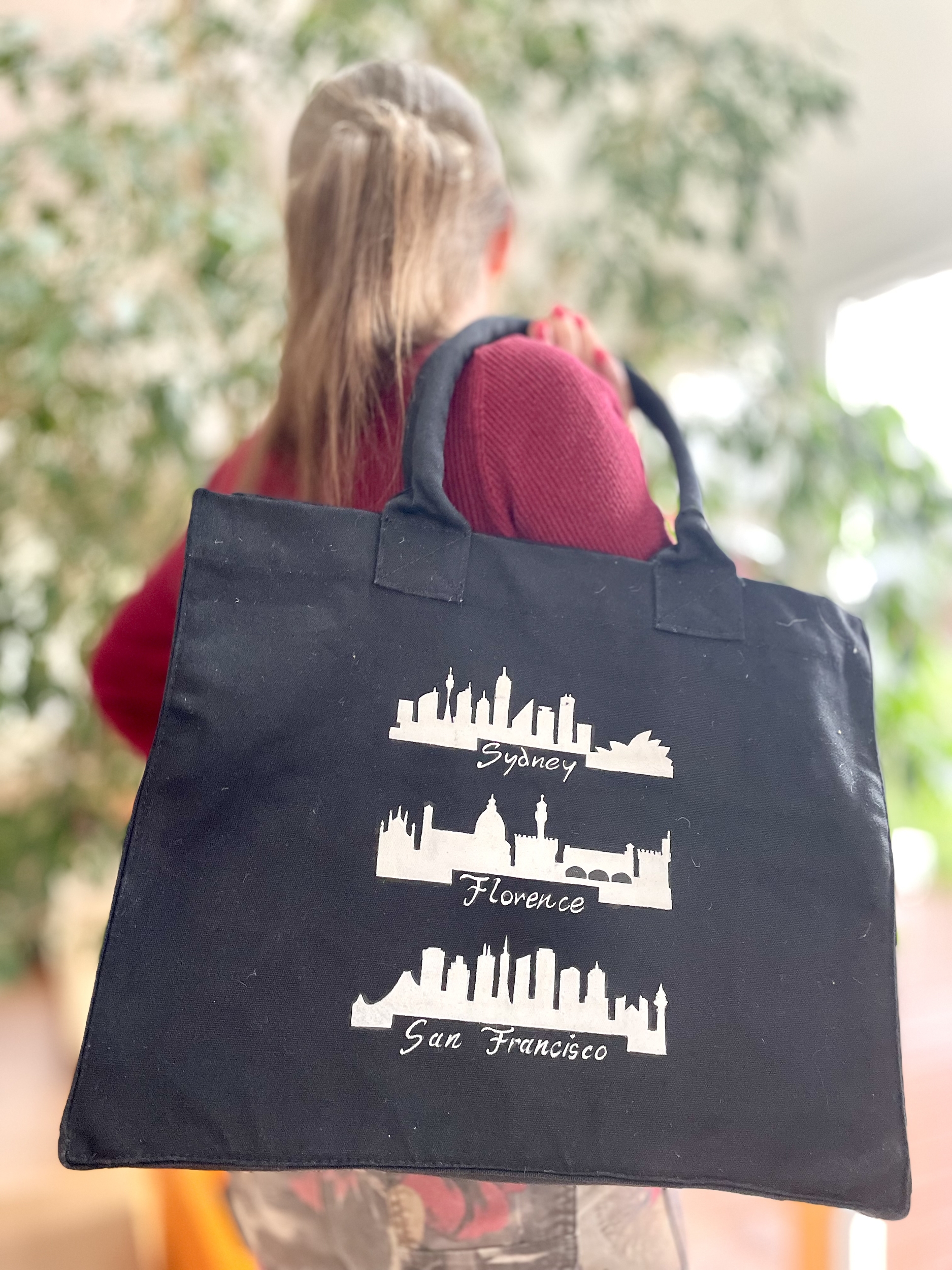 Grand sac noir en coton noir bio, avec des skylines peintes à la main par elles et No.