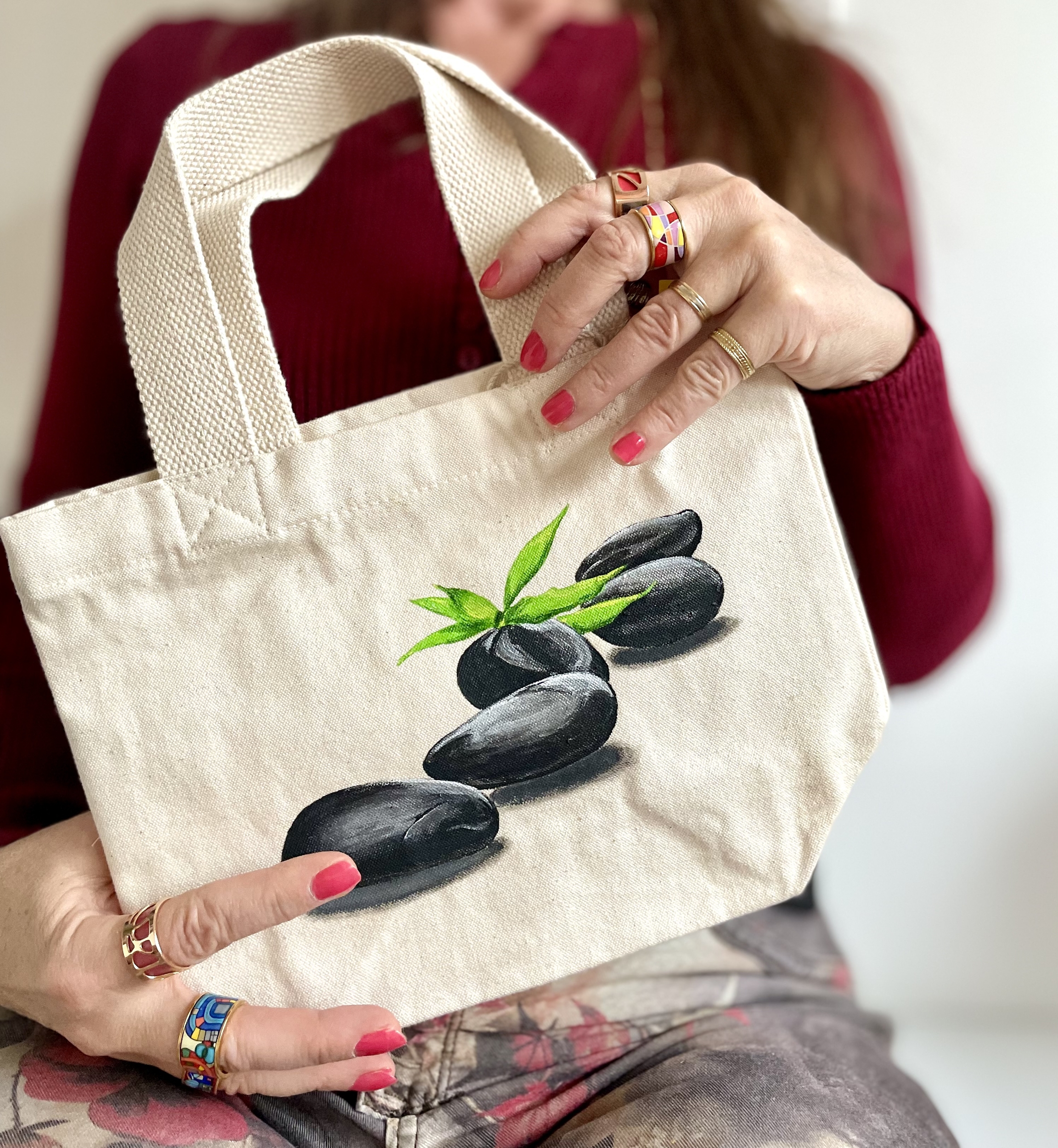 Petit sac blanc en coton bio avec des pierres zen peintes à la main par Elles et No.
