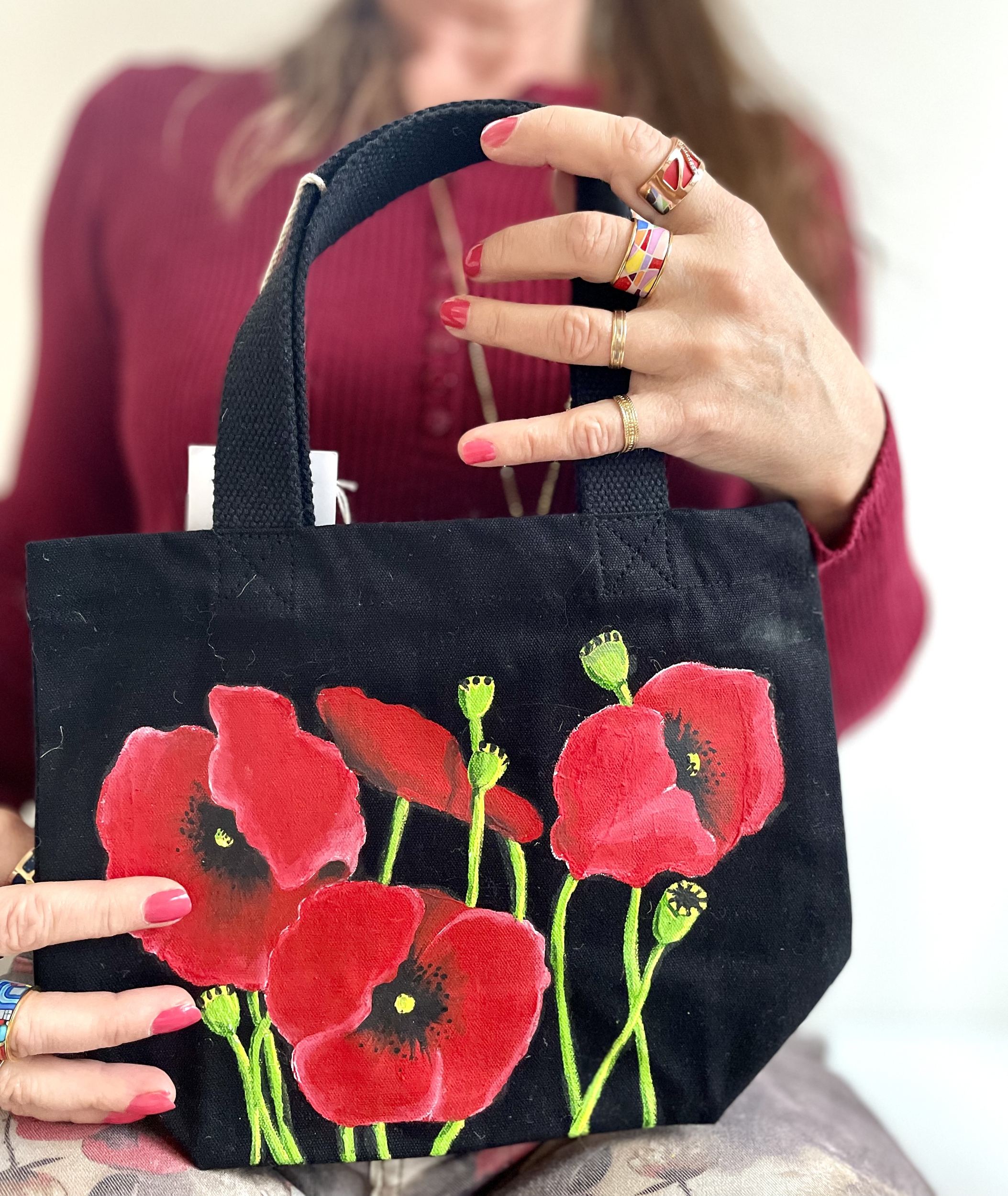 Petit sac noir en coton bio avec des coquelicots peintes à la main par Elles et No.