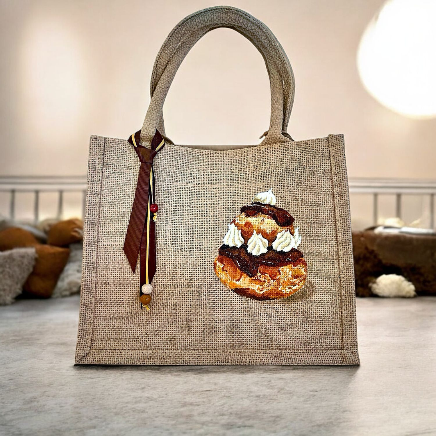 sac en jute avec une religieuse au chocolat peinte à la main par Elles et No.