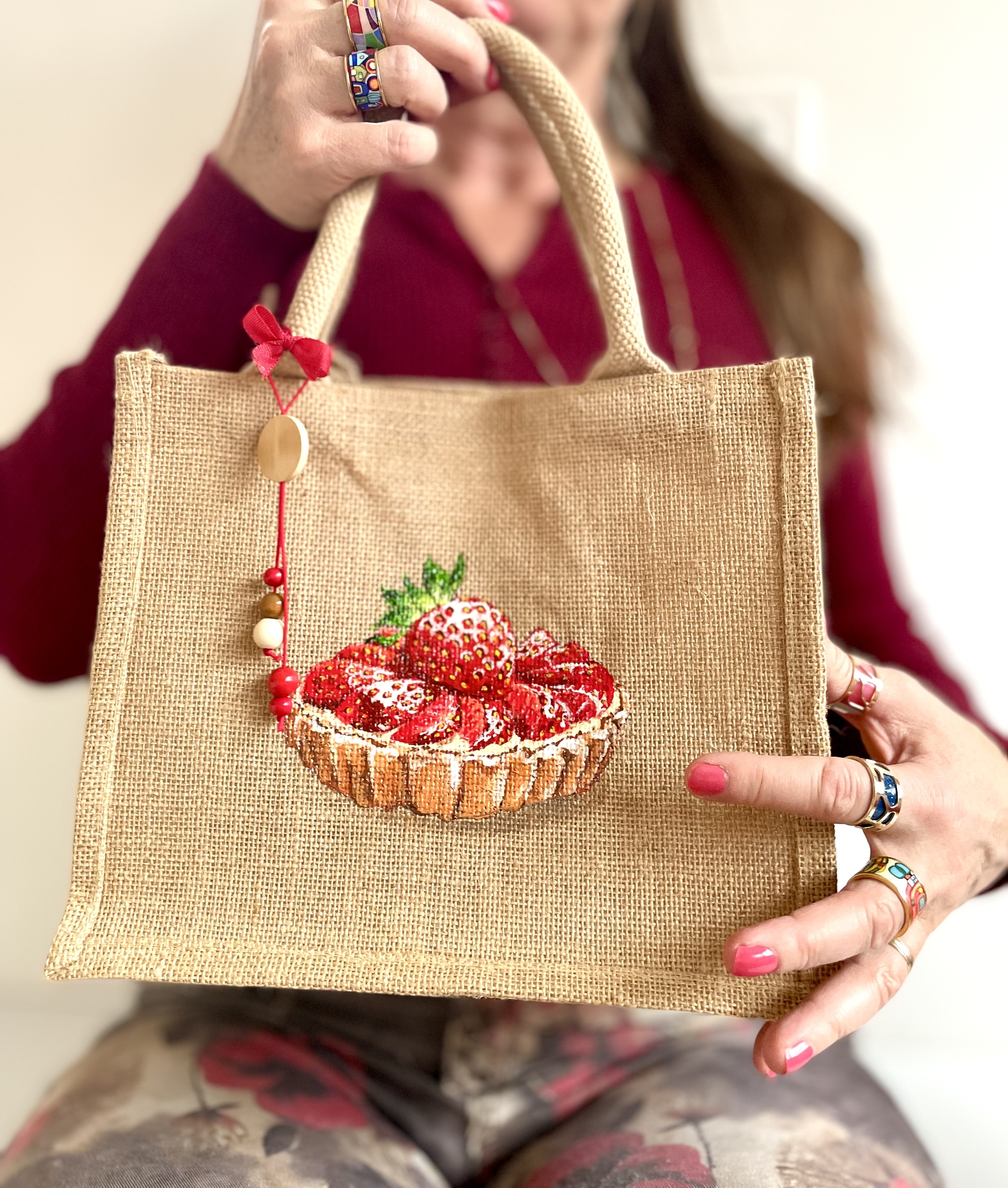 Sac en jute avec une tarte aux fraises peinte à la main par Elles et No.