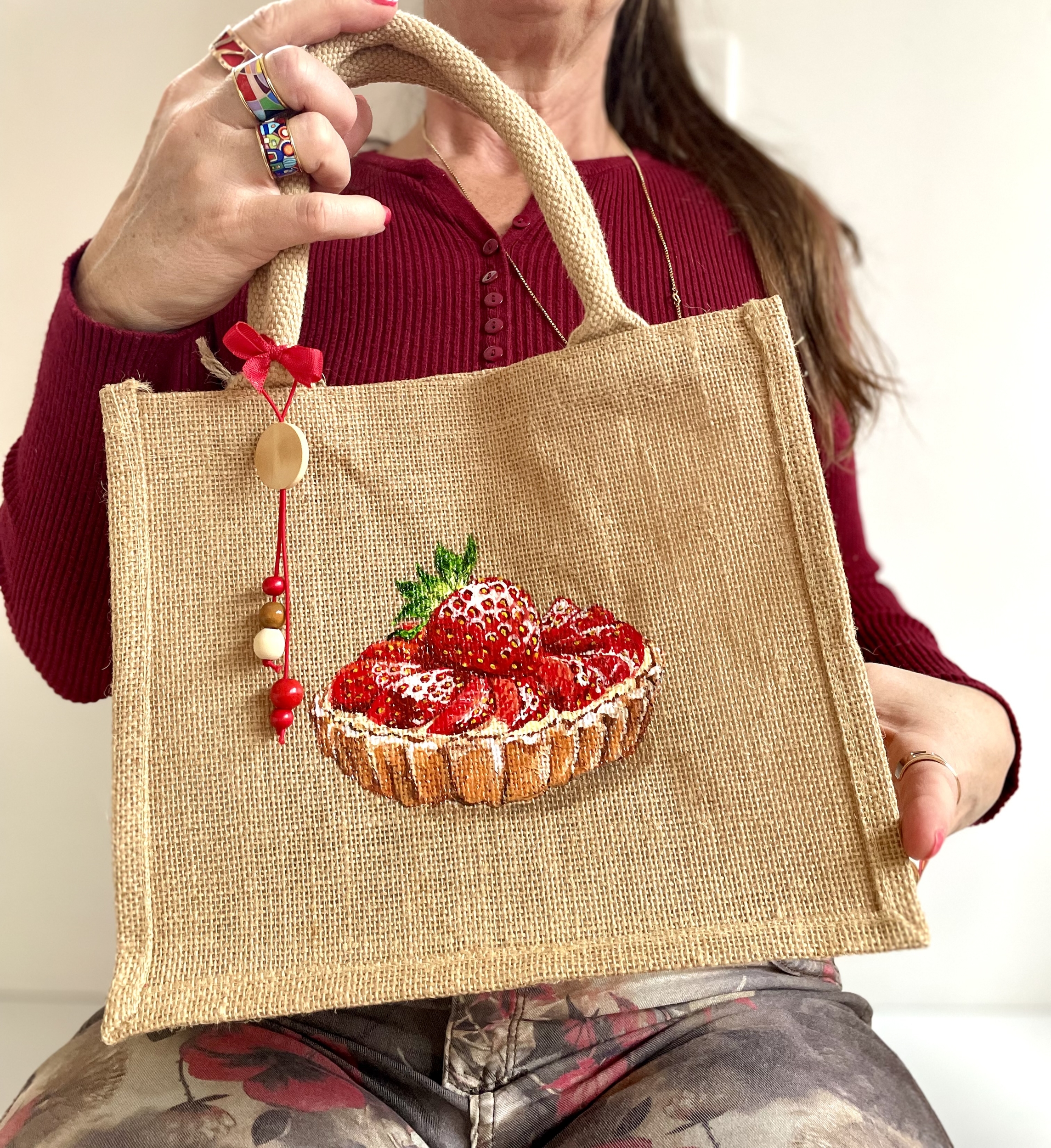 Sac en jute avec une tarte aux fraises peinte à la main par Elles et No.