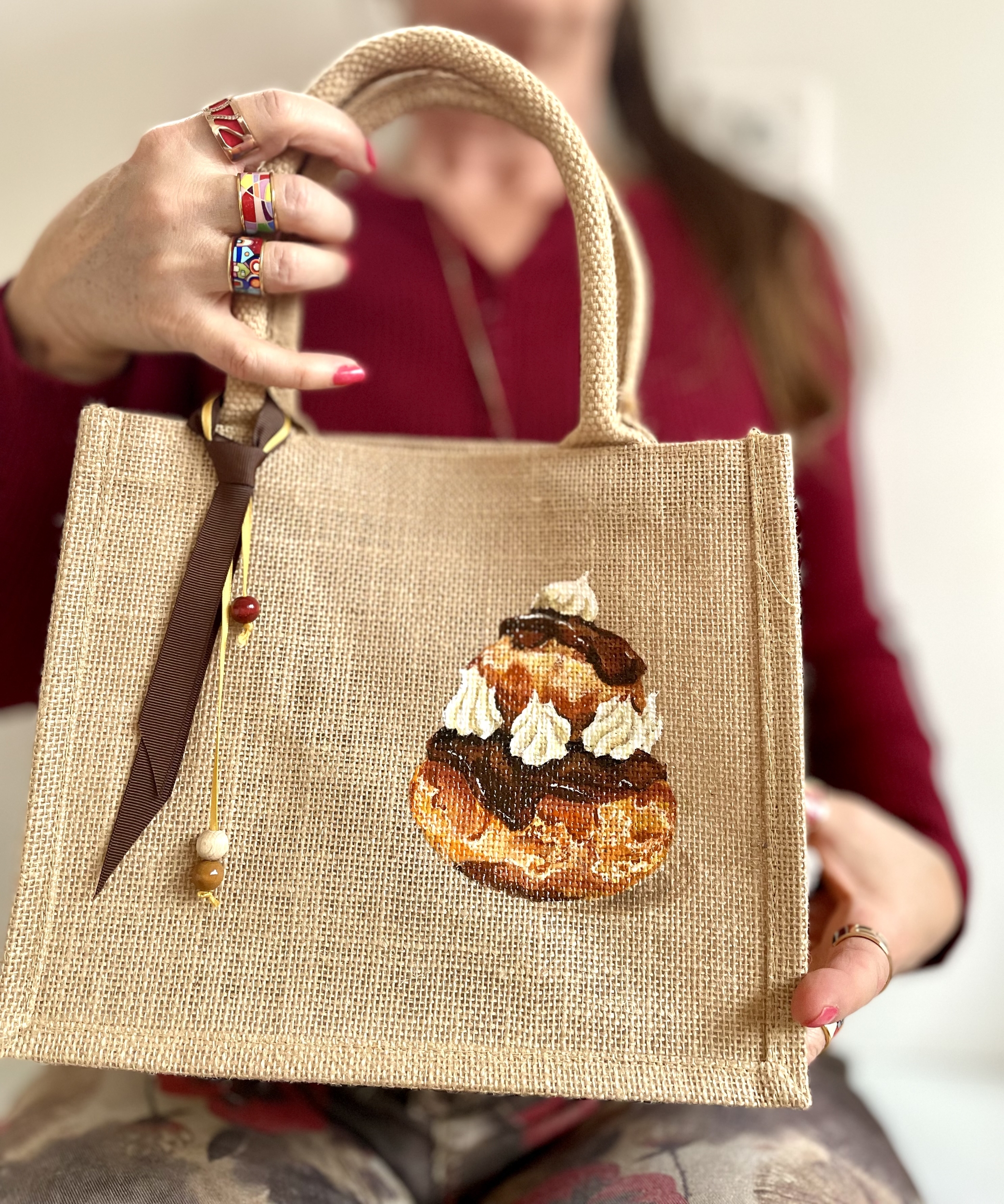 sac en jute avec une religieuse au chocolat peinte à la main par Elles et No.