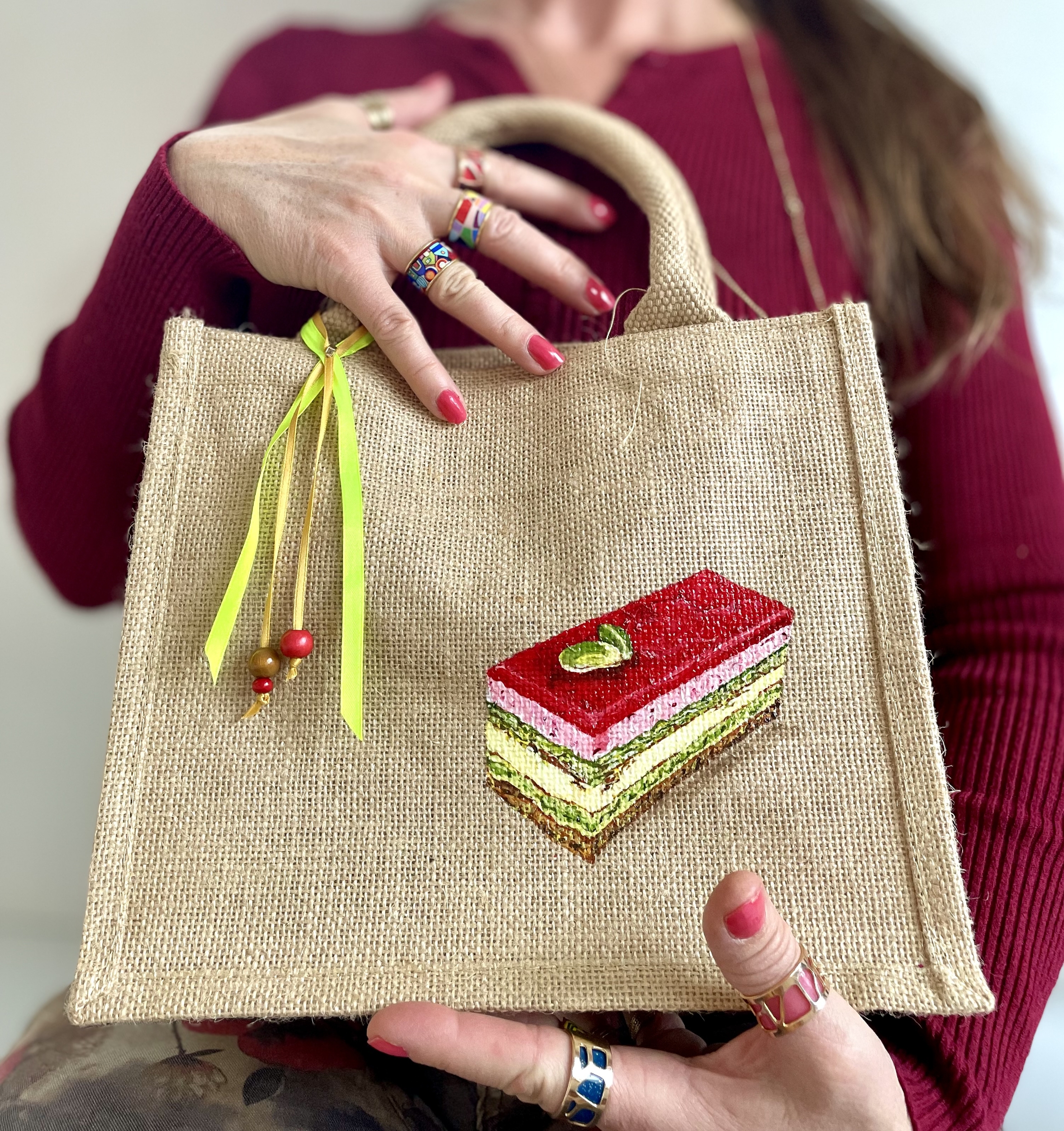 sac en jut avec entremet framboise pistaches peint à la main par Elles et No.