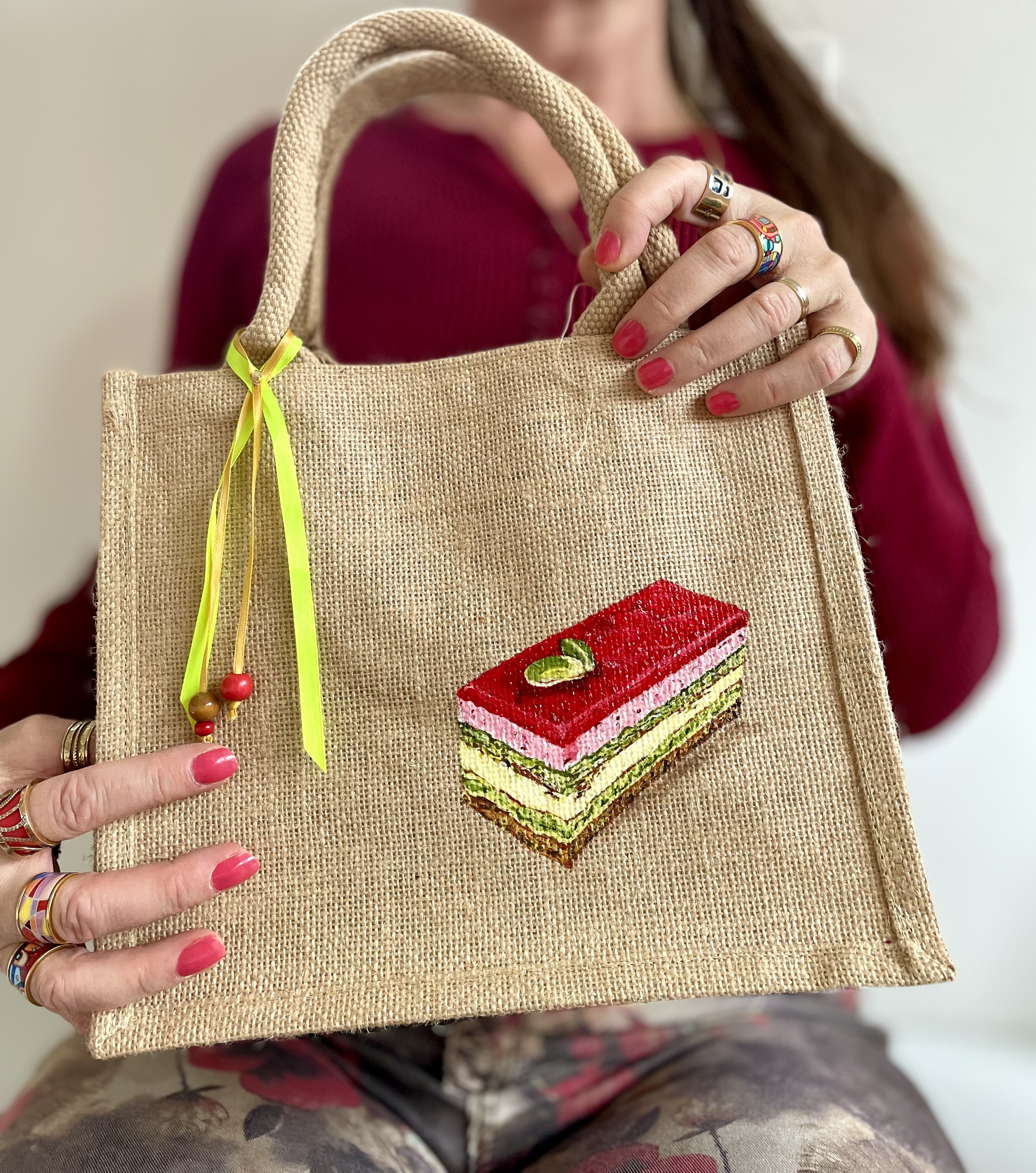 sac en jut avec entremet framboise pistaches peint à la main par Elles et No.