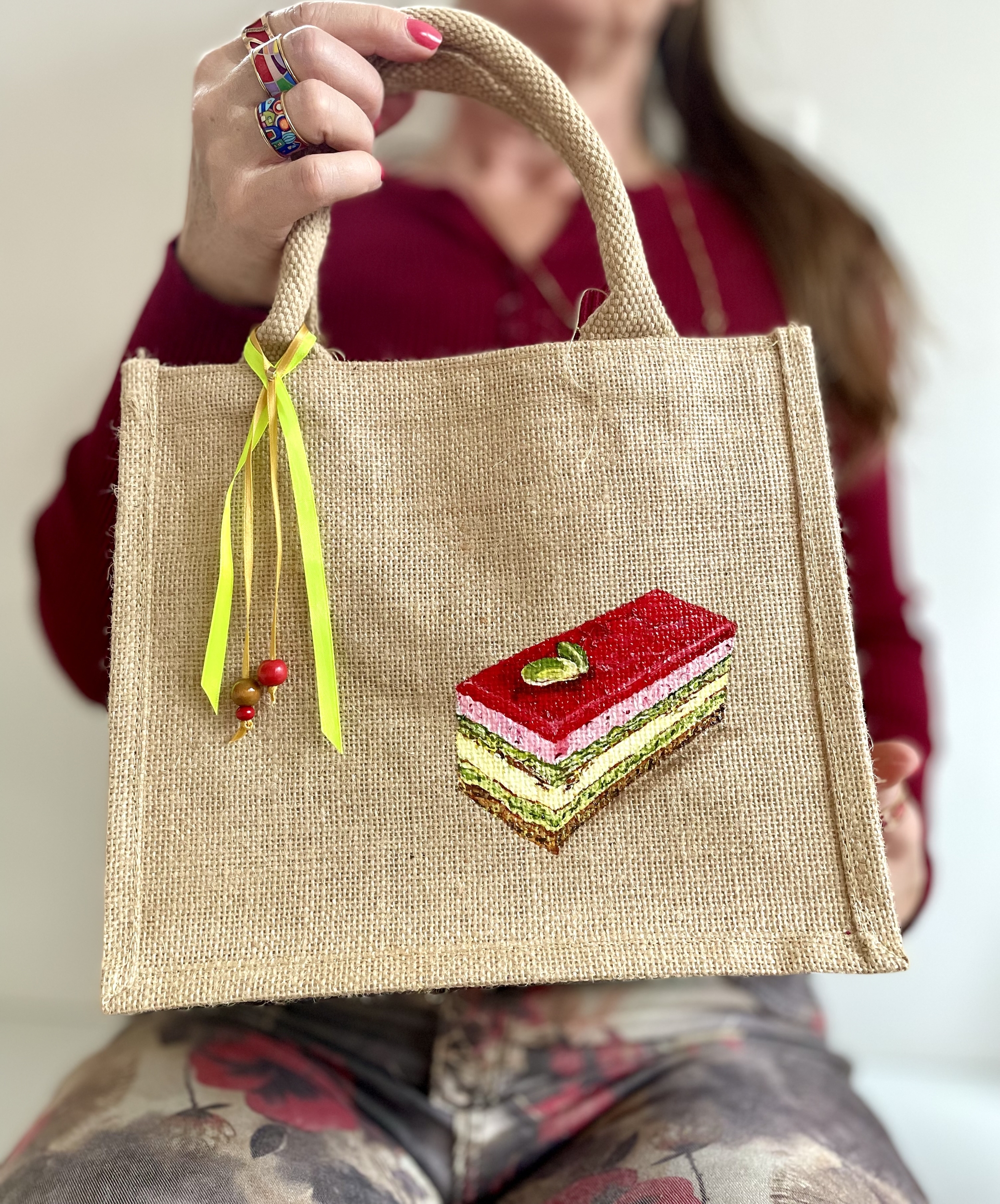 sac en jut avec entremet framboise pistaches peint à la main par Elles et No.