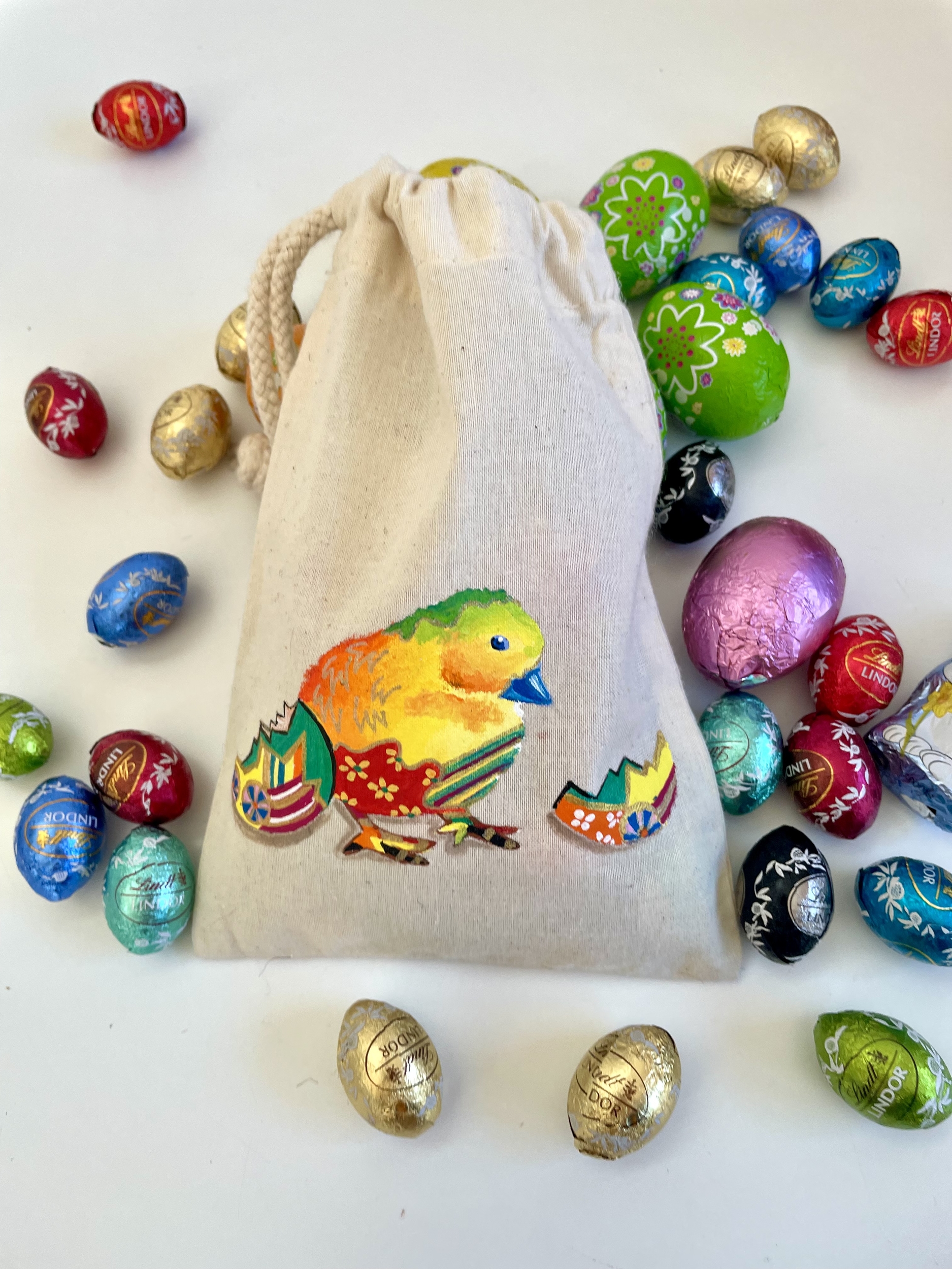 pochon en coton avec des motifs de Pâques peints à la main par Elles et No.