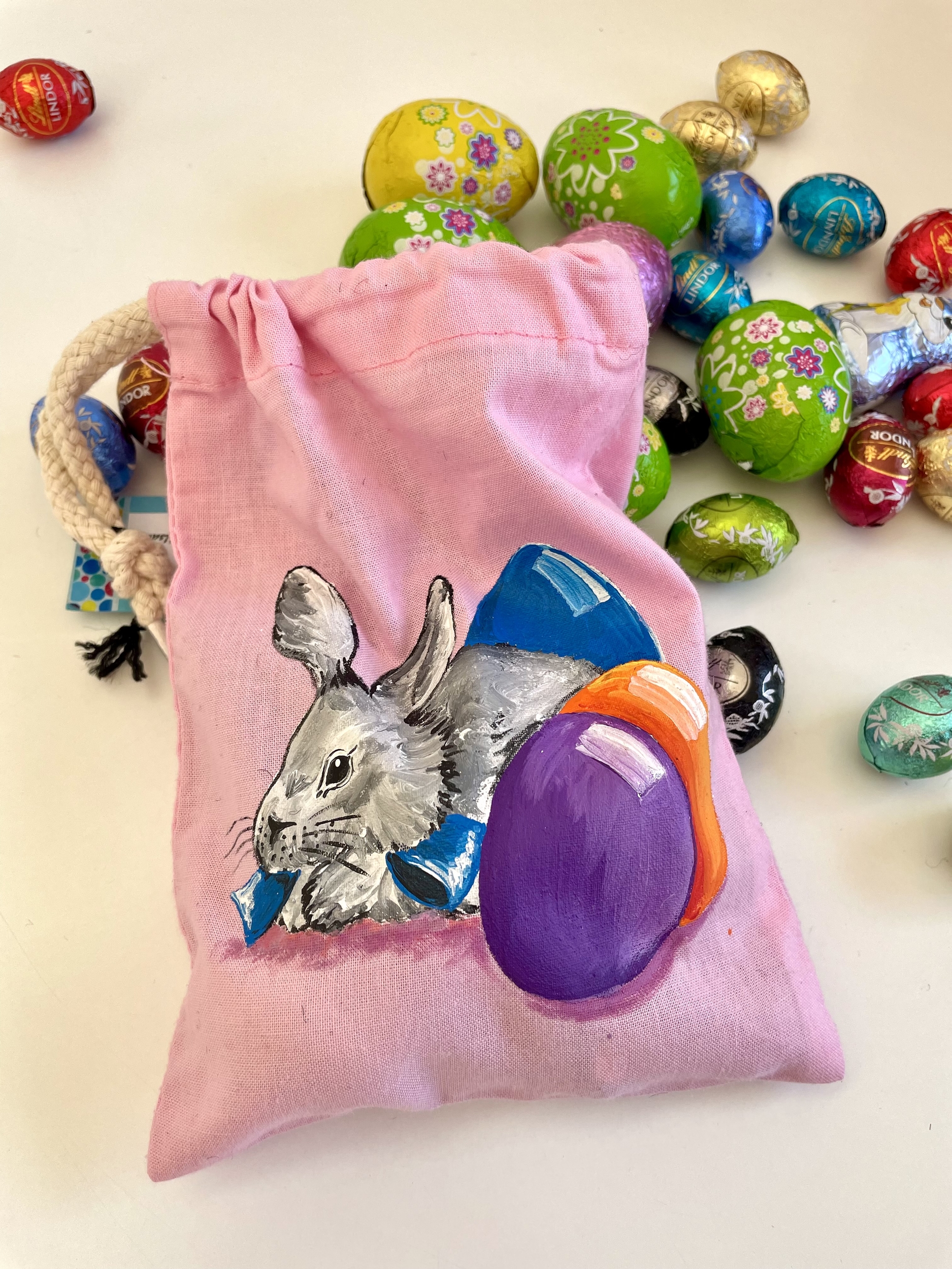 pochon en coton avec des motifs de Pâques peints à la main par Elles et No.