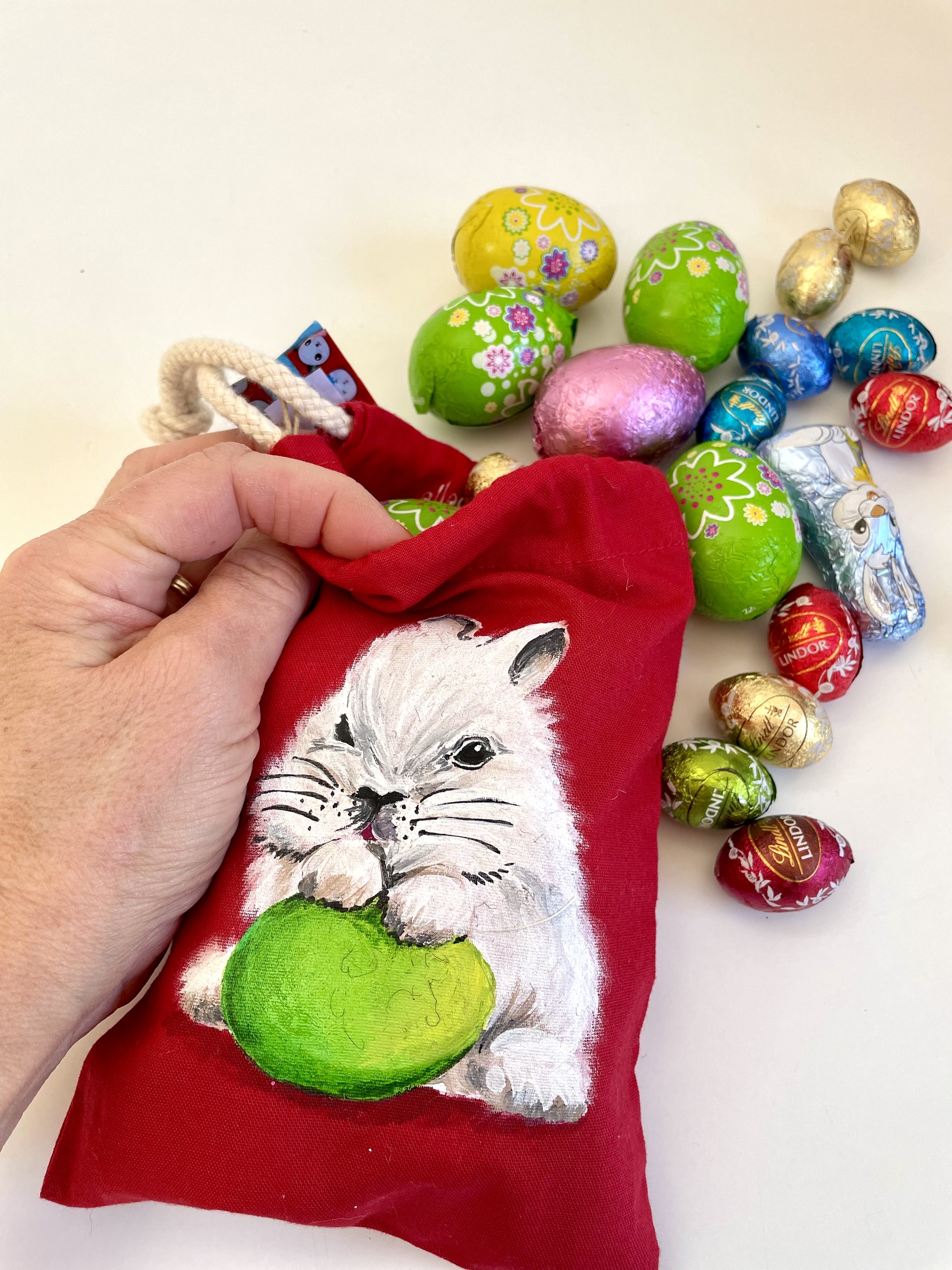 pochon en coton avec des motifs de Pâques peints à la main par Elles et No.