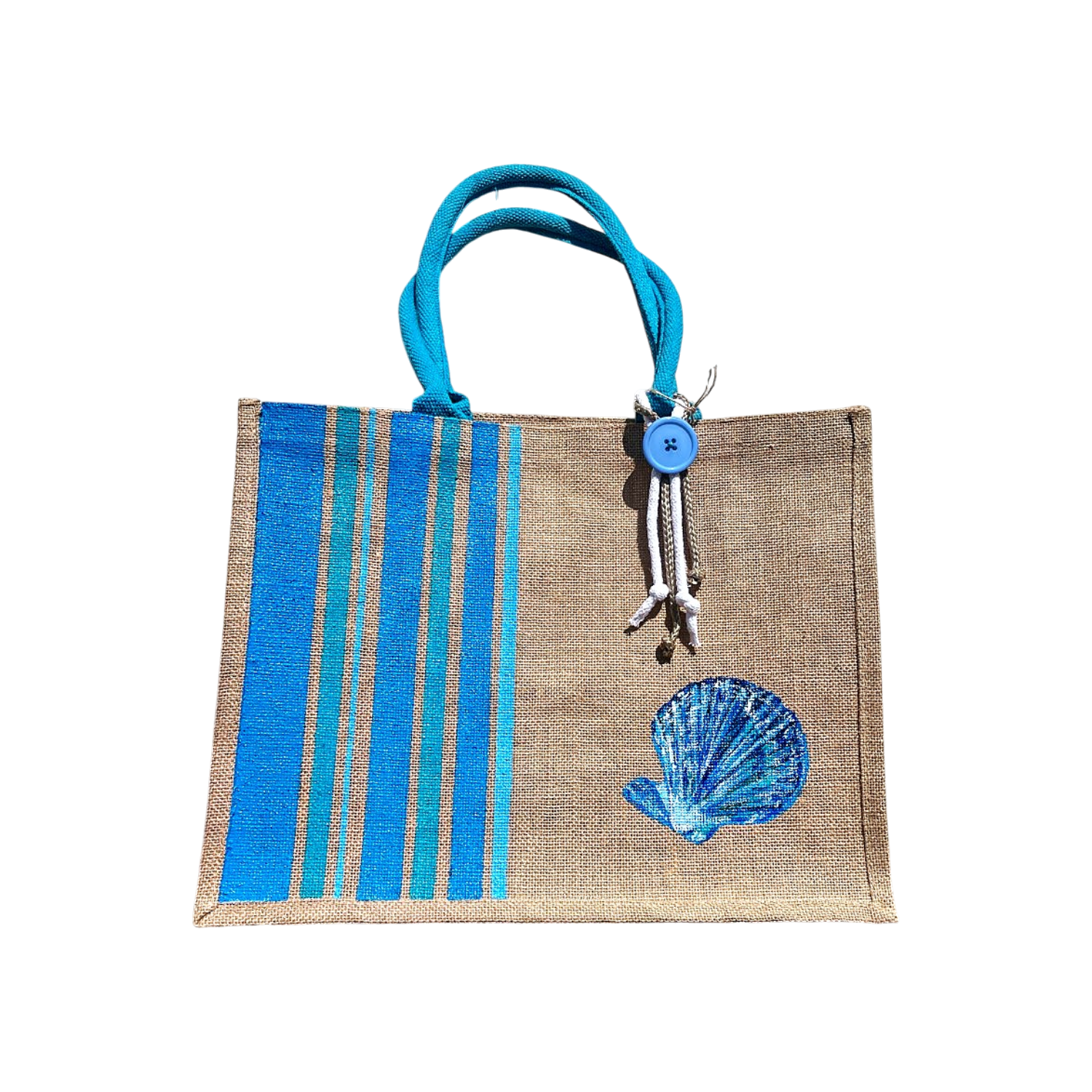 grand sac de plage en jute avec des bandes bayadère bleus et un coquillage peints à la main par Elle et No. Un colifichet original est attaché à la anse.