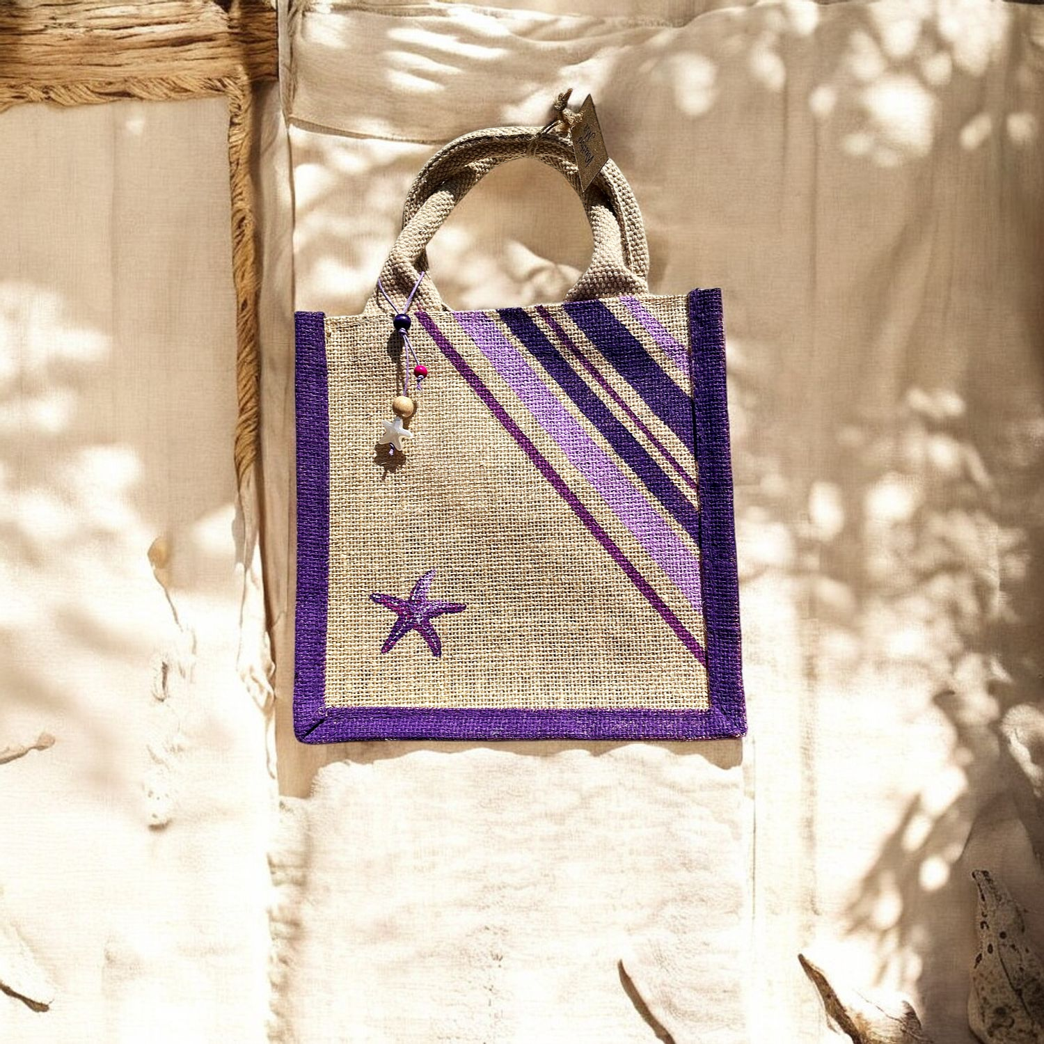 petit sac en jute avec des bandes bayadère mauves peintes à la main par Elles et No.