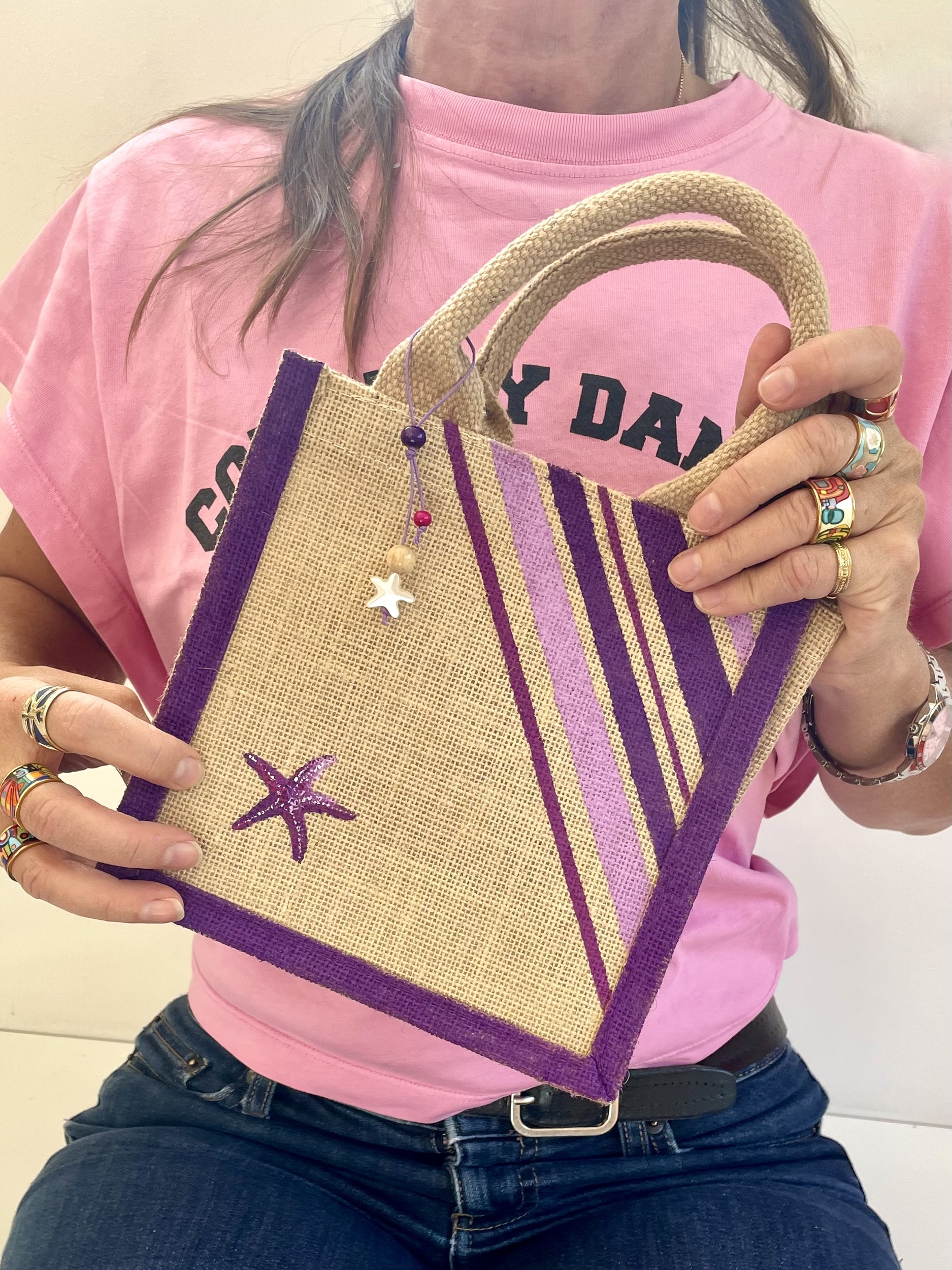 petit sac en jute avec des bandes bayadère mauves peintes à la main par Elles et No.
