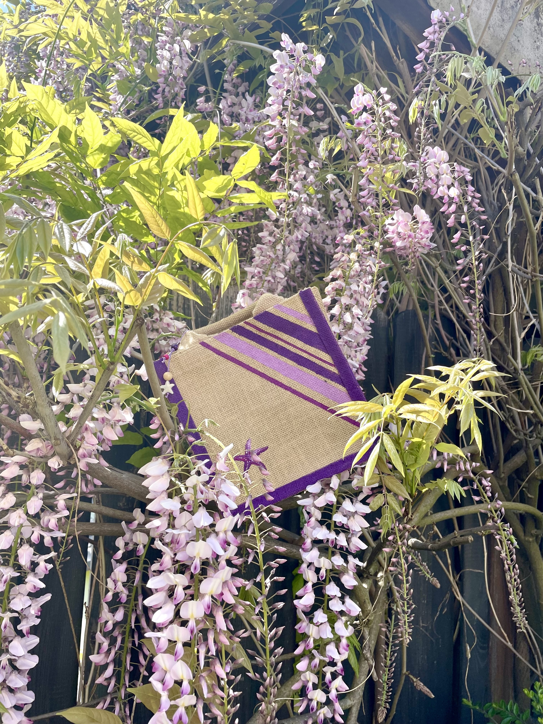 petit sac en jute avec des bandes bayadère mauves peintes à la main par Elles et No.
