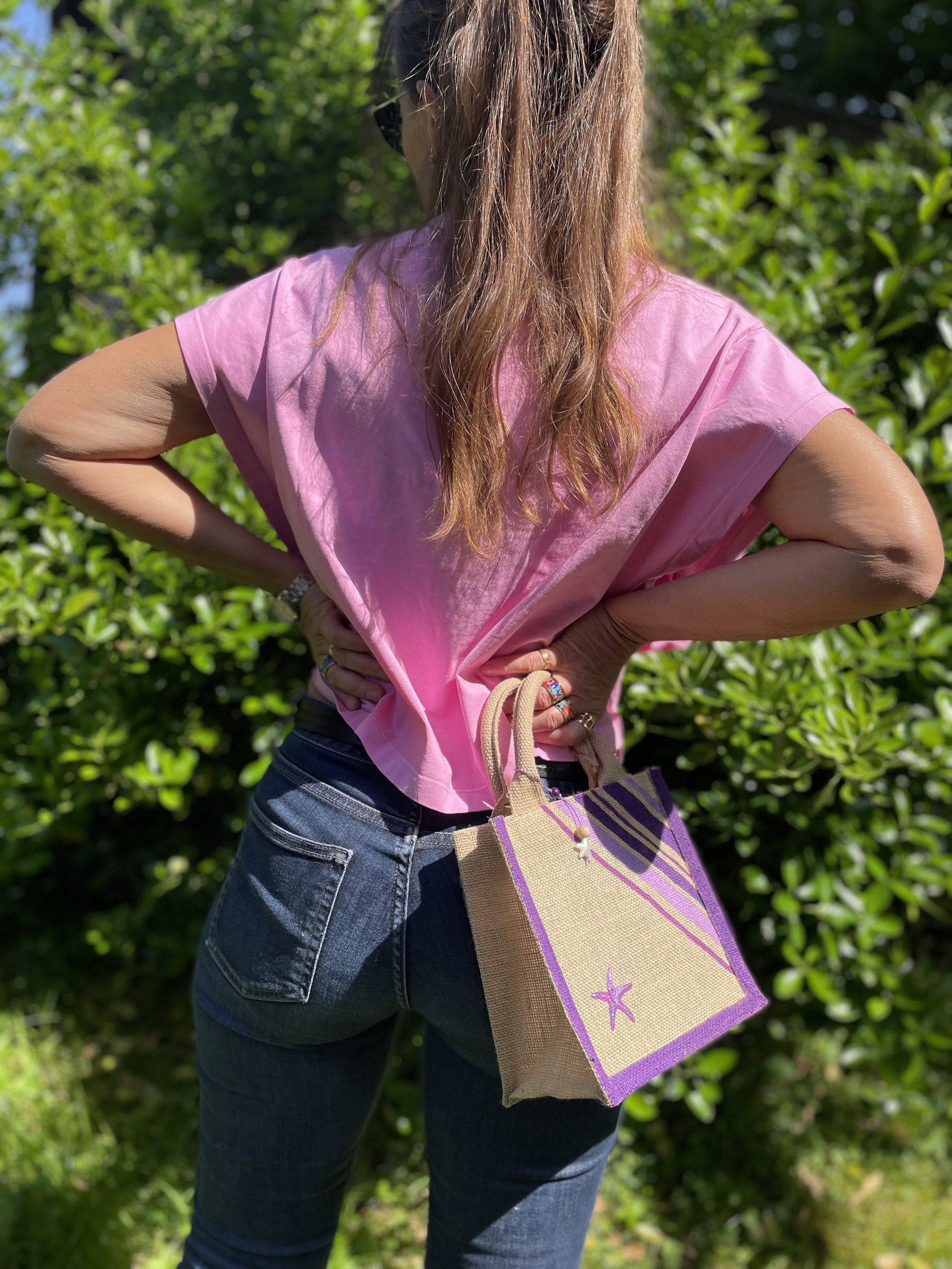 petit sac en jute avec des bandes bayadère mauves peintes à la main par Elles et No.