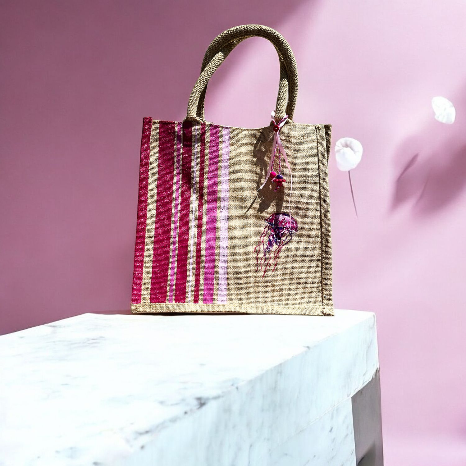 sac jute taille M avec de grandes bandes rose style bayadère peintes à la main par Elles et No.