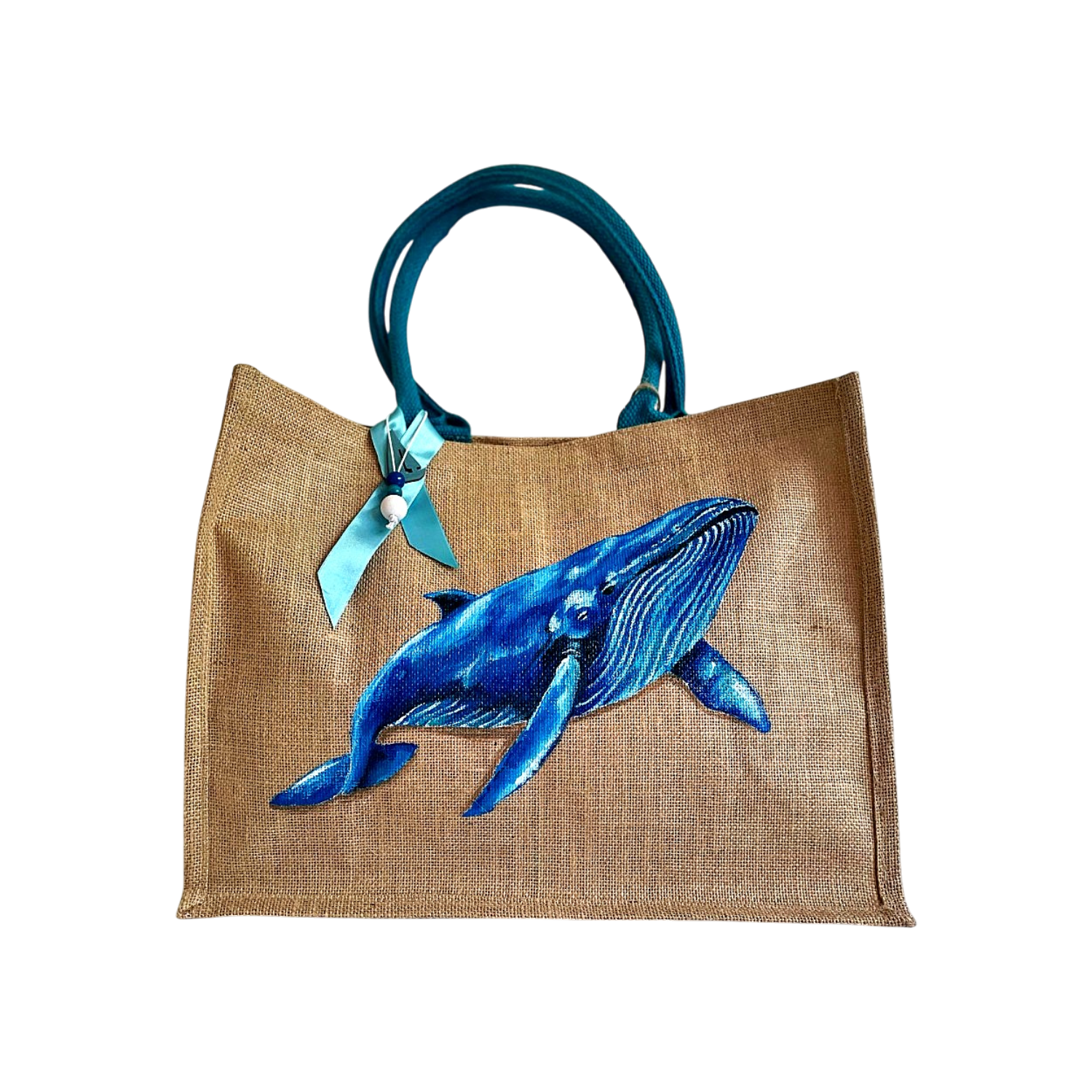 sac de plage en jute avec une baleine bleue peinte à la main par Elles et No.