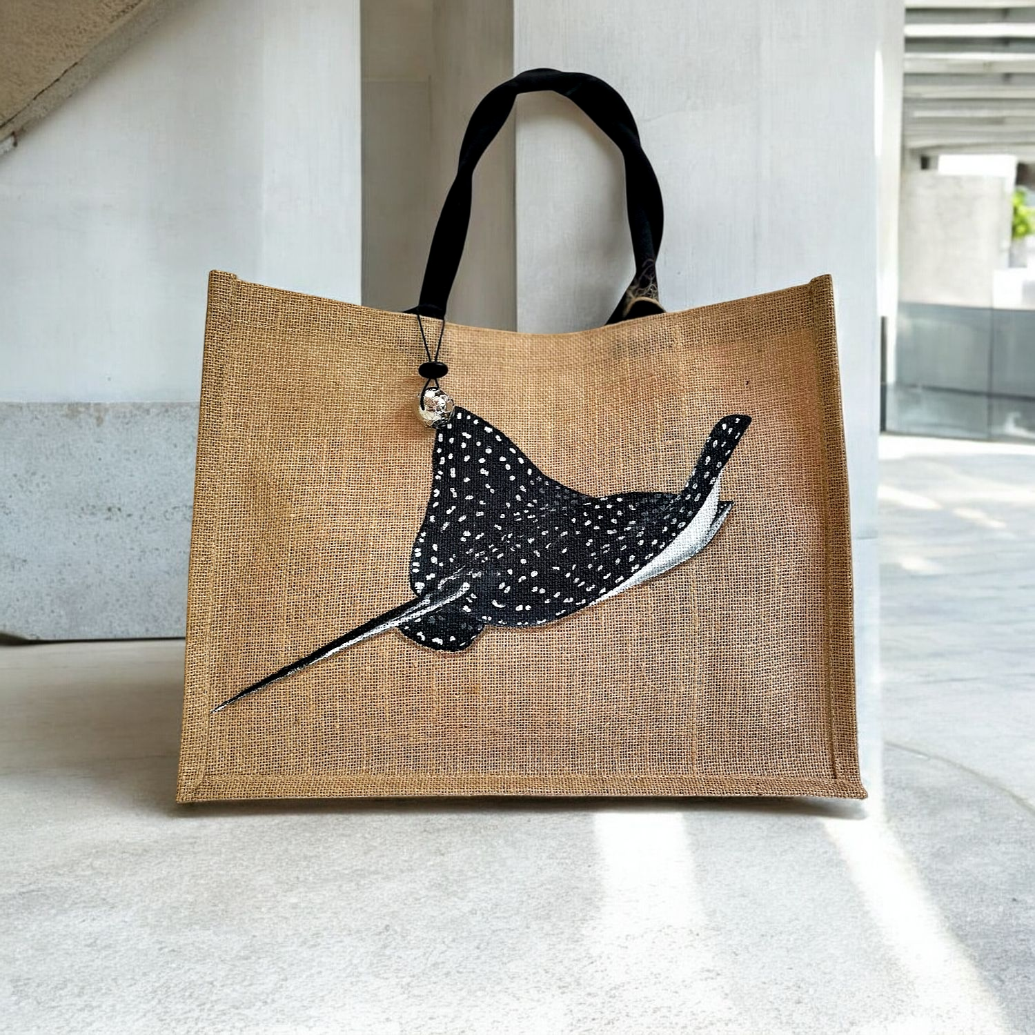 sac en jute à anses noires avec une raie léopard peinte à la main par Elles et No.
